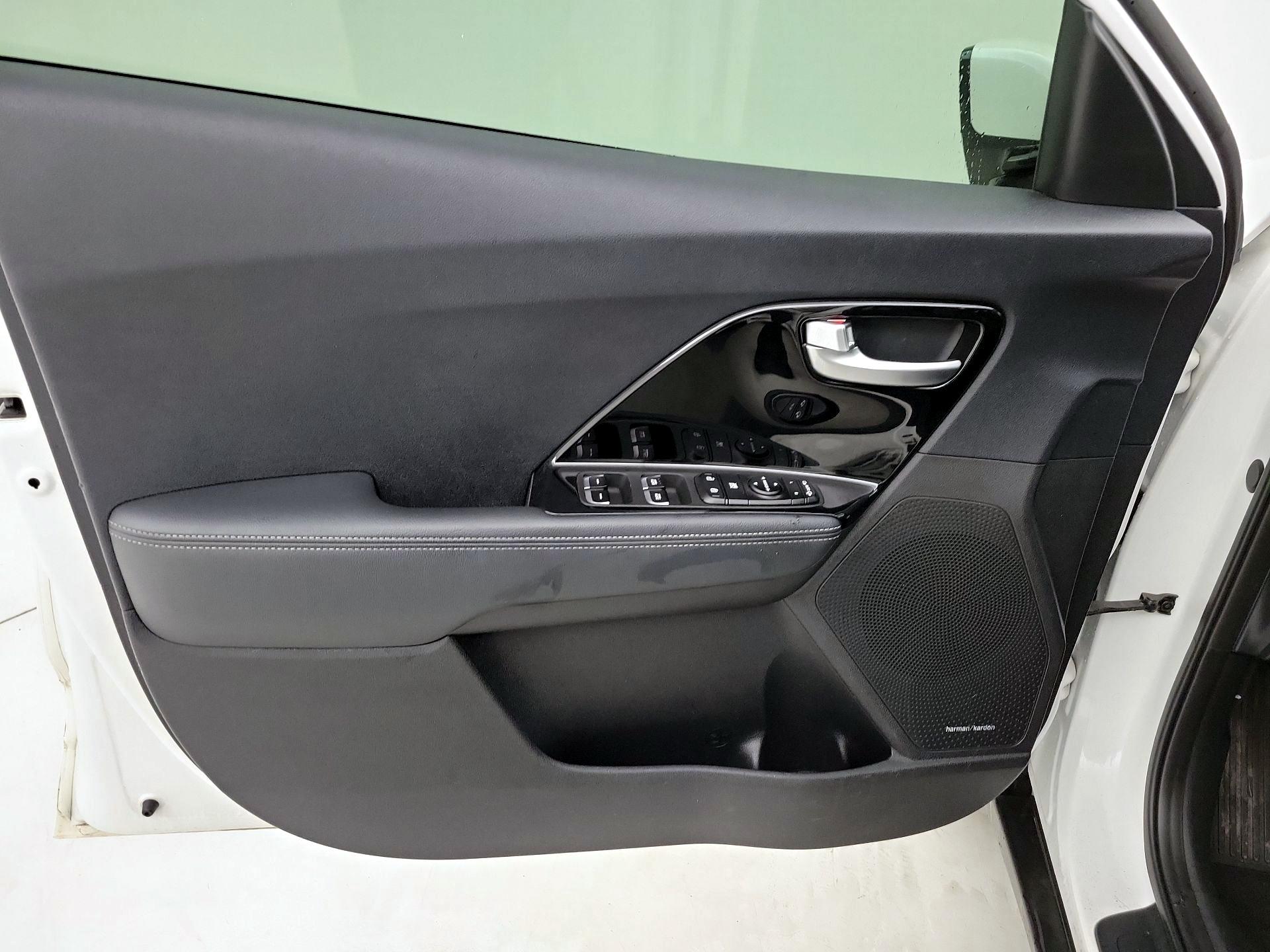 Thumbnail: 2017 Kia Niro - 12