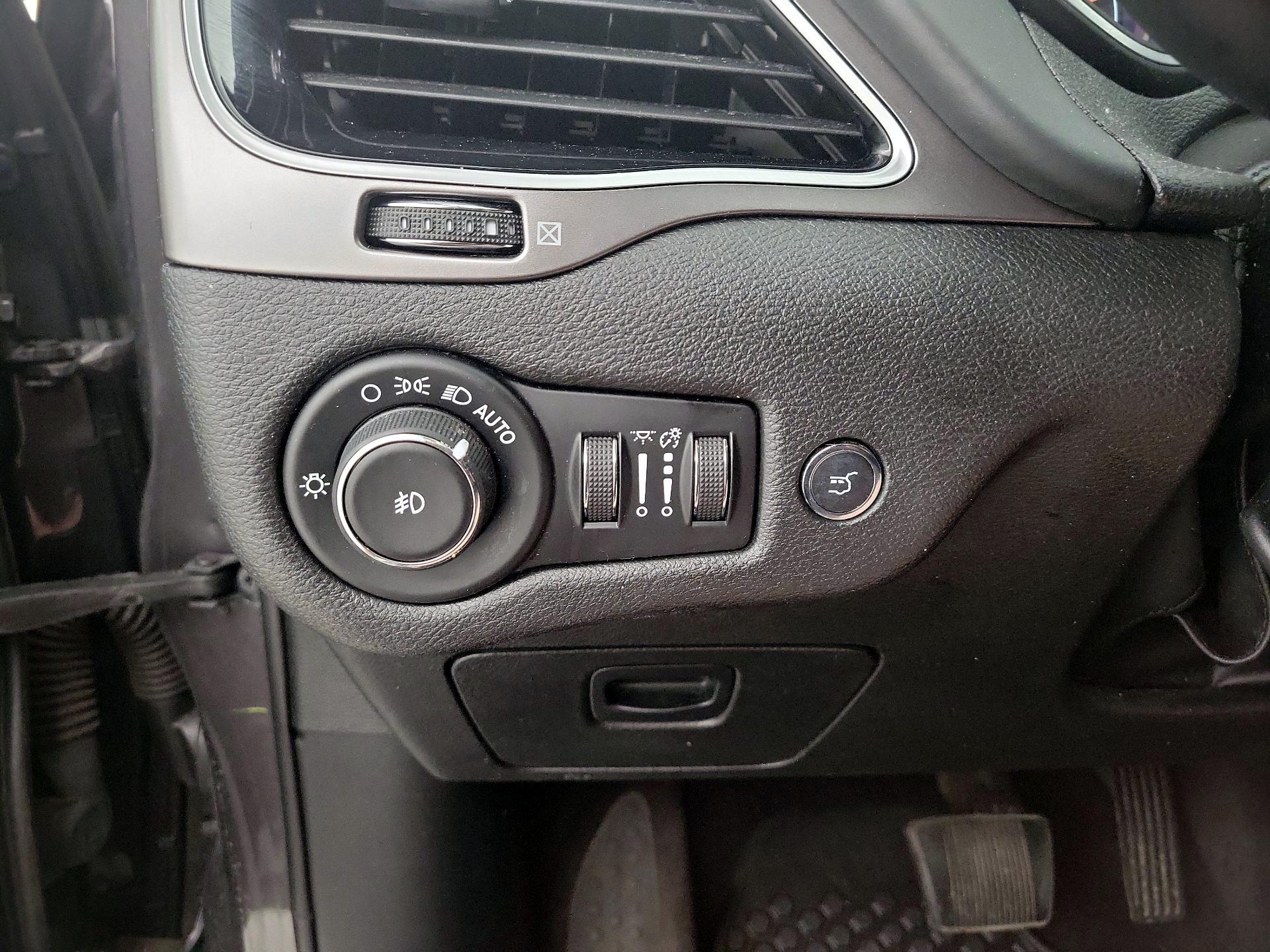 Thumbnail: 2019 Jeep Cherokee - 13