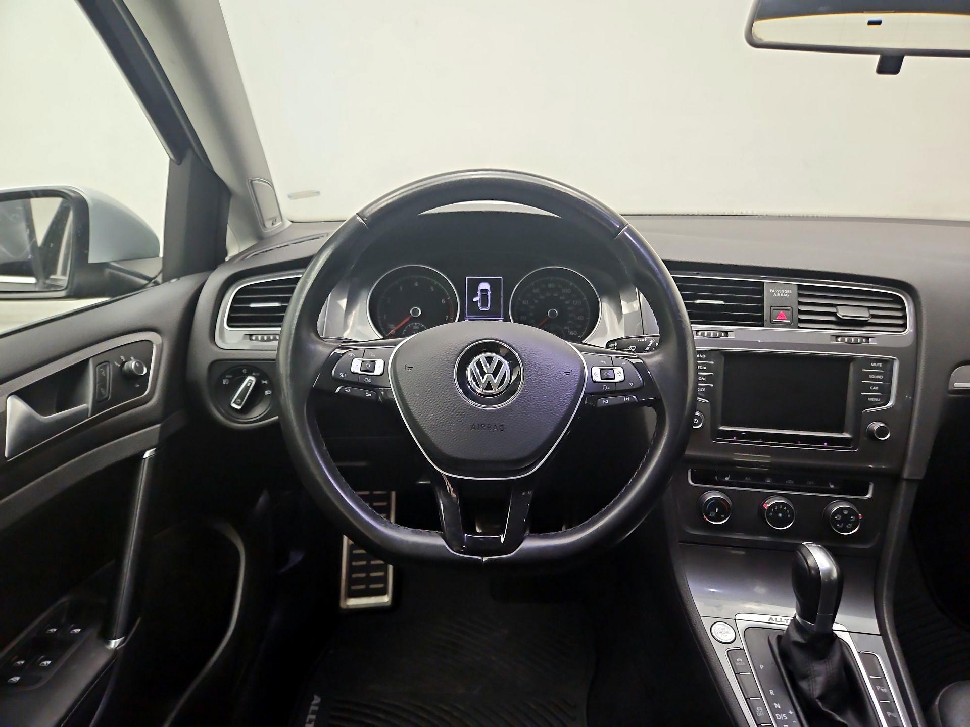 Thumbnail: 2017 Volkswagen Golf - 10