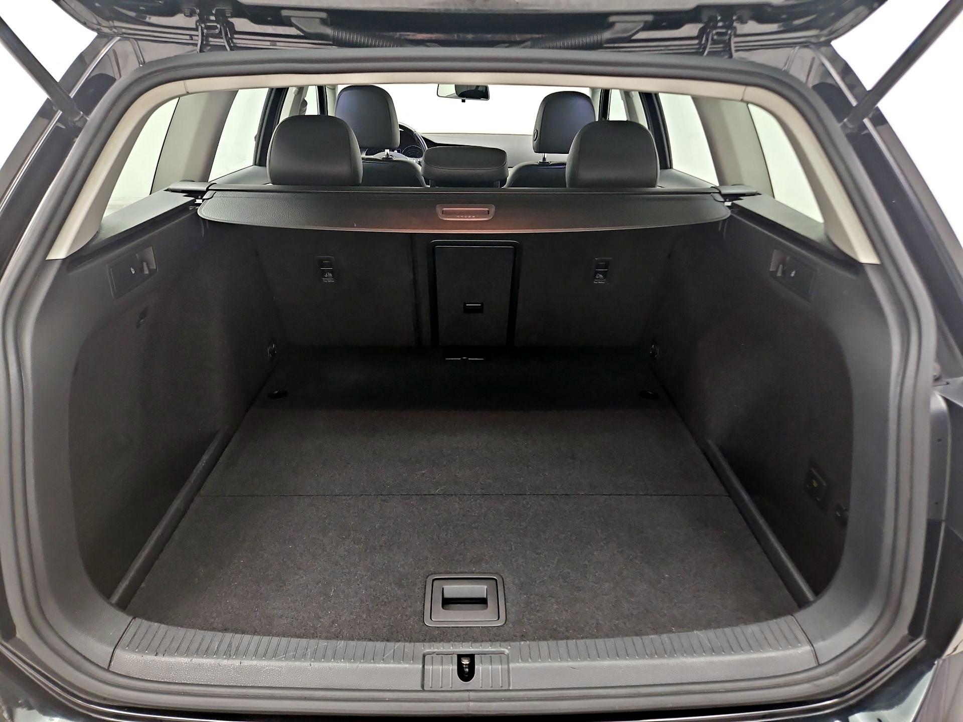 Thumbnail: 2017 Volkswagen Golf - 20