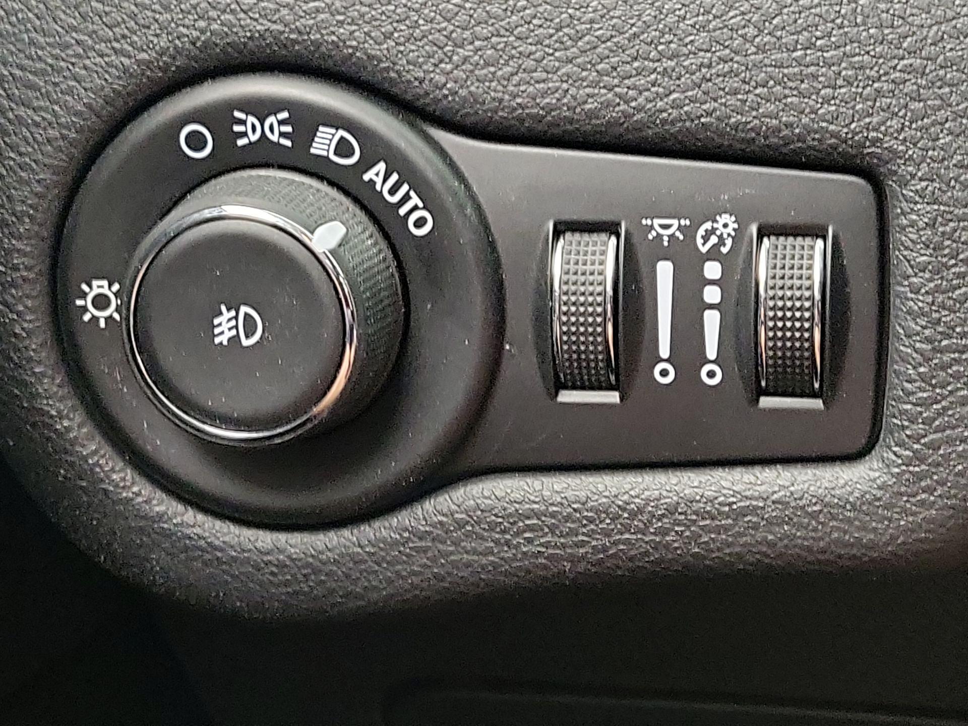 Thumbnail: 2019 Jeep Cherokee - 13