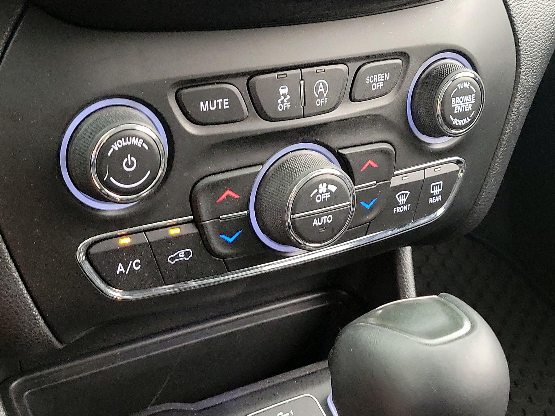 Thumbnail: 2019 Jeep Cherokee - 16