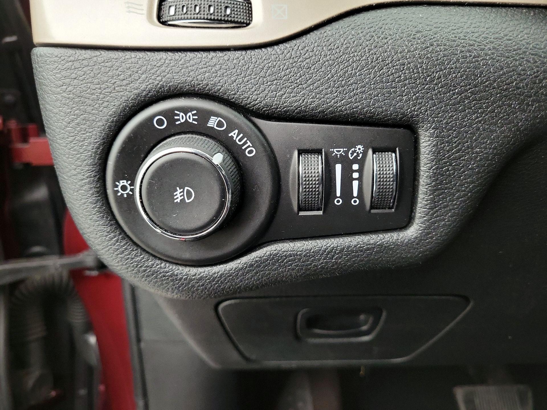 Thumbnail: 2018 Jeep Cherokee - 13