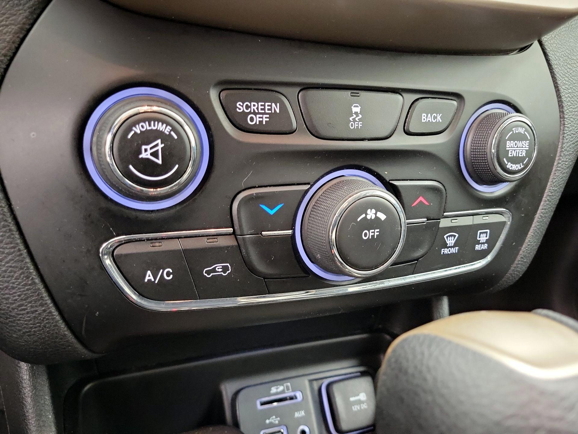 Thumbnail: 2018 Jeep Cherokee - 17