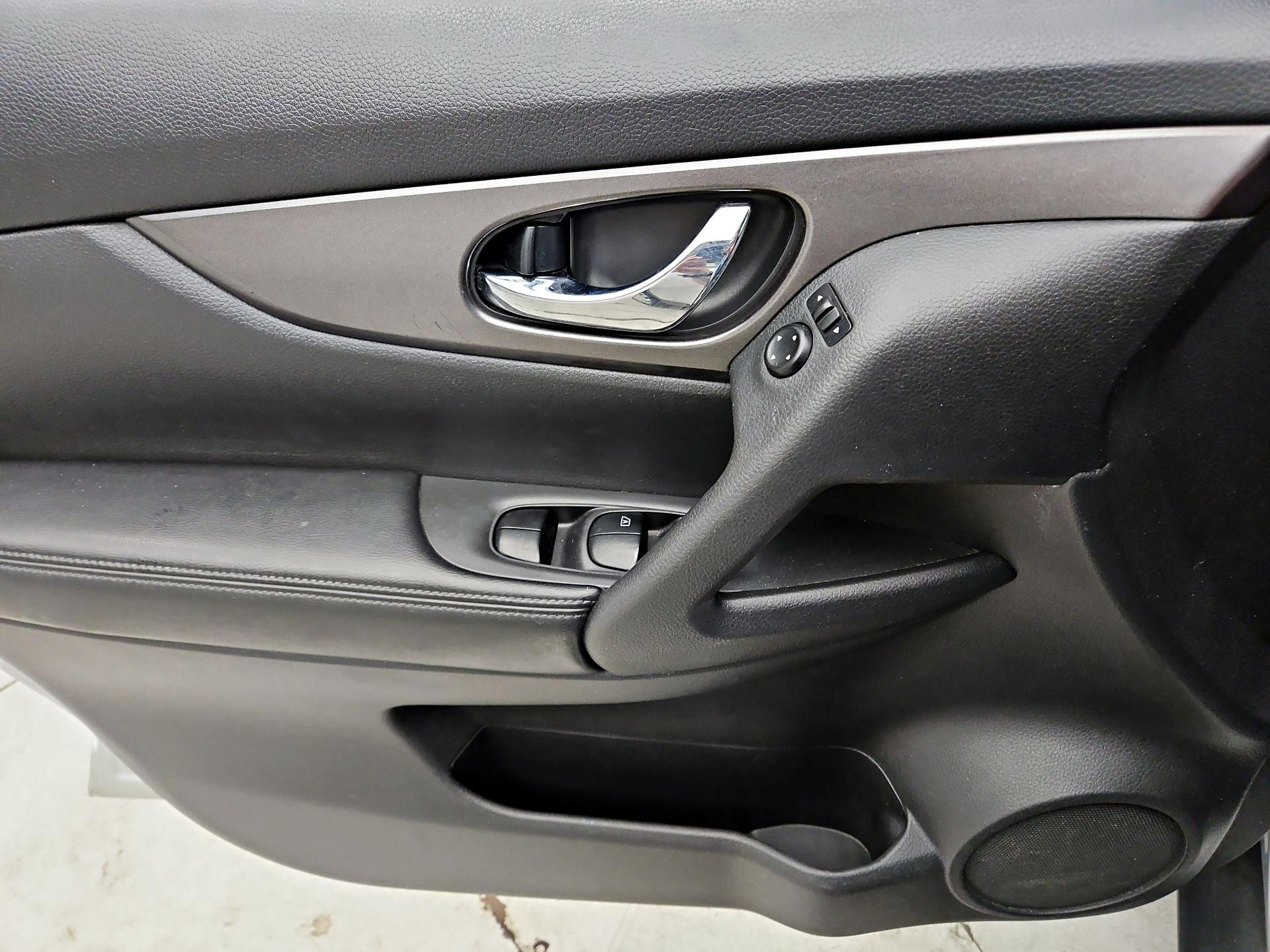 Thumbnail: 2015 Nissan Rogue - 12