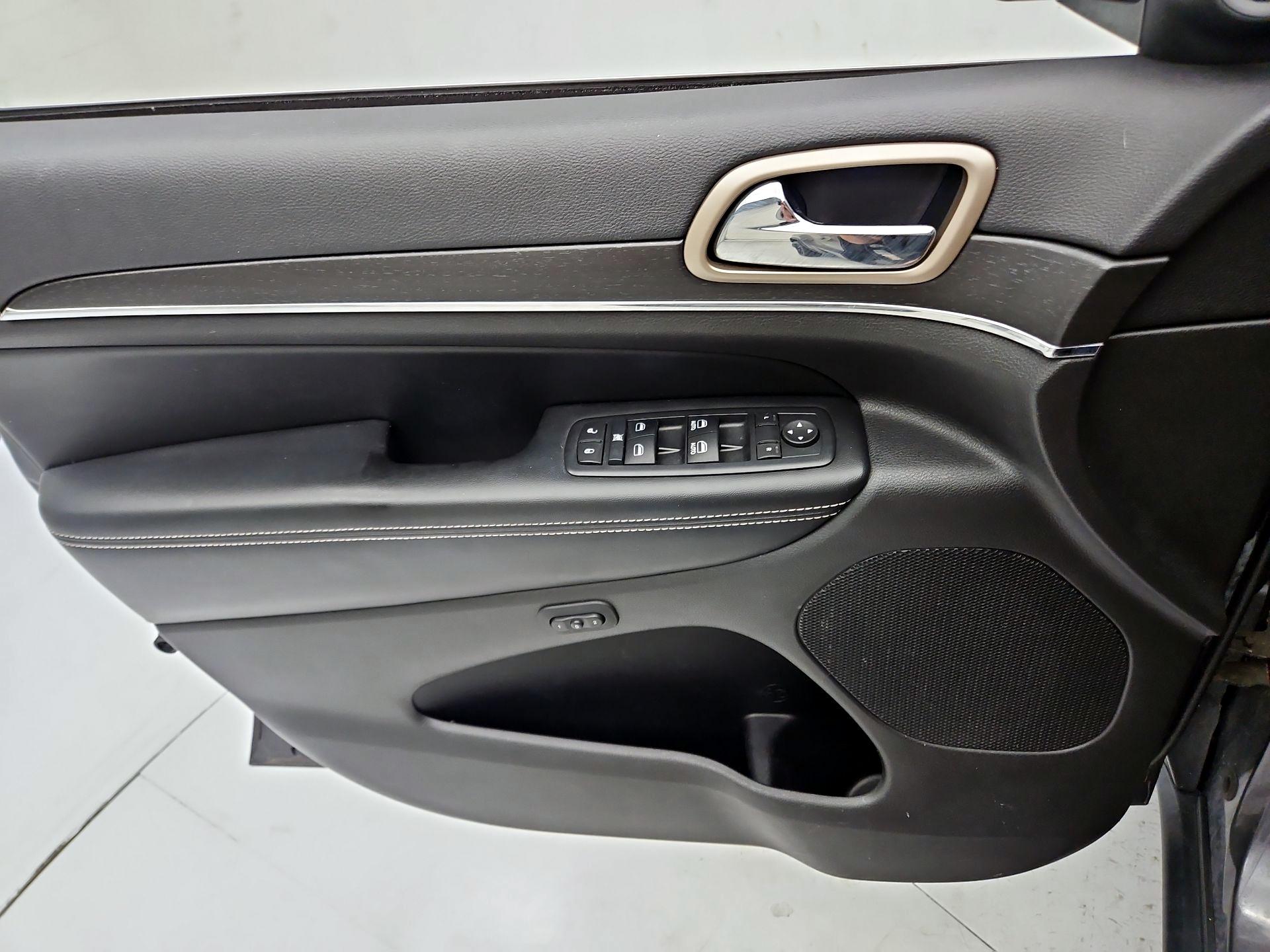 Thumbnail: 2015 Jeep Grand Cherokee - 12