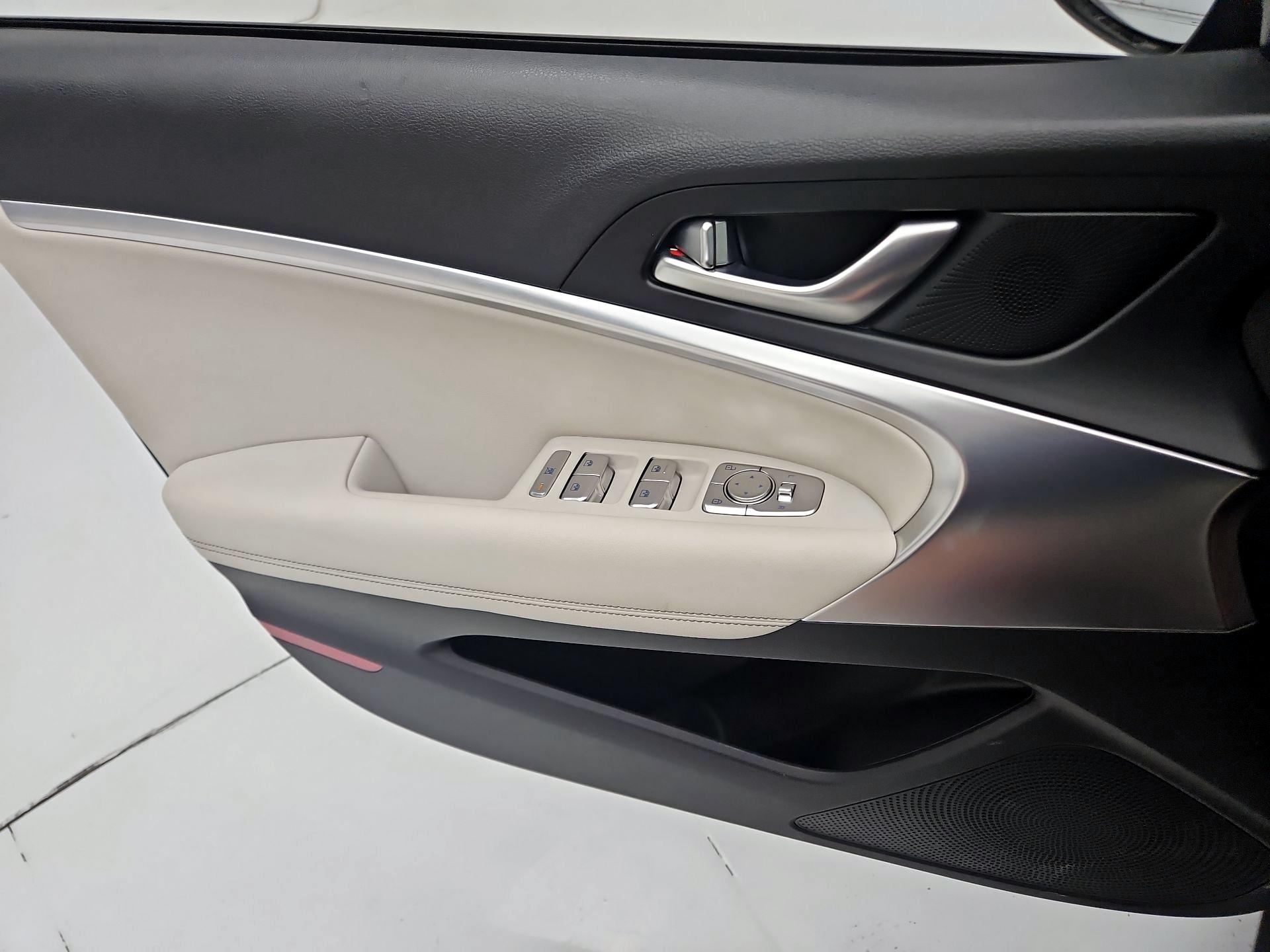Thumbnail: 2025 Genesis G70 - 12