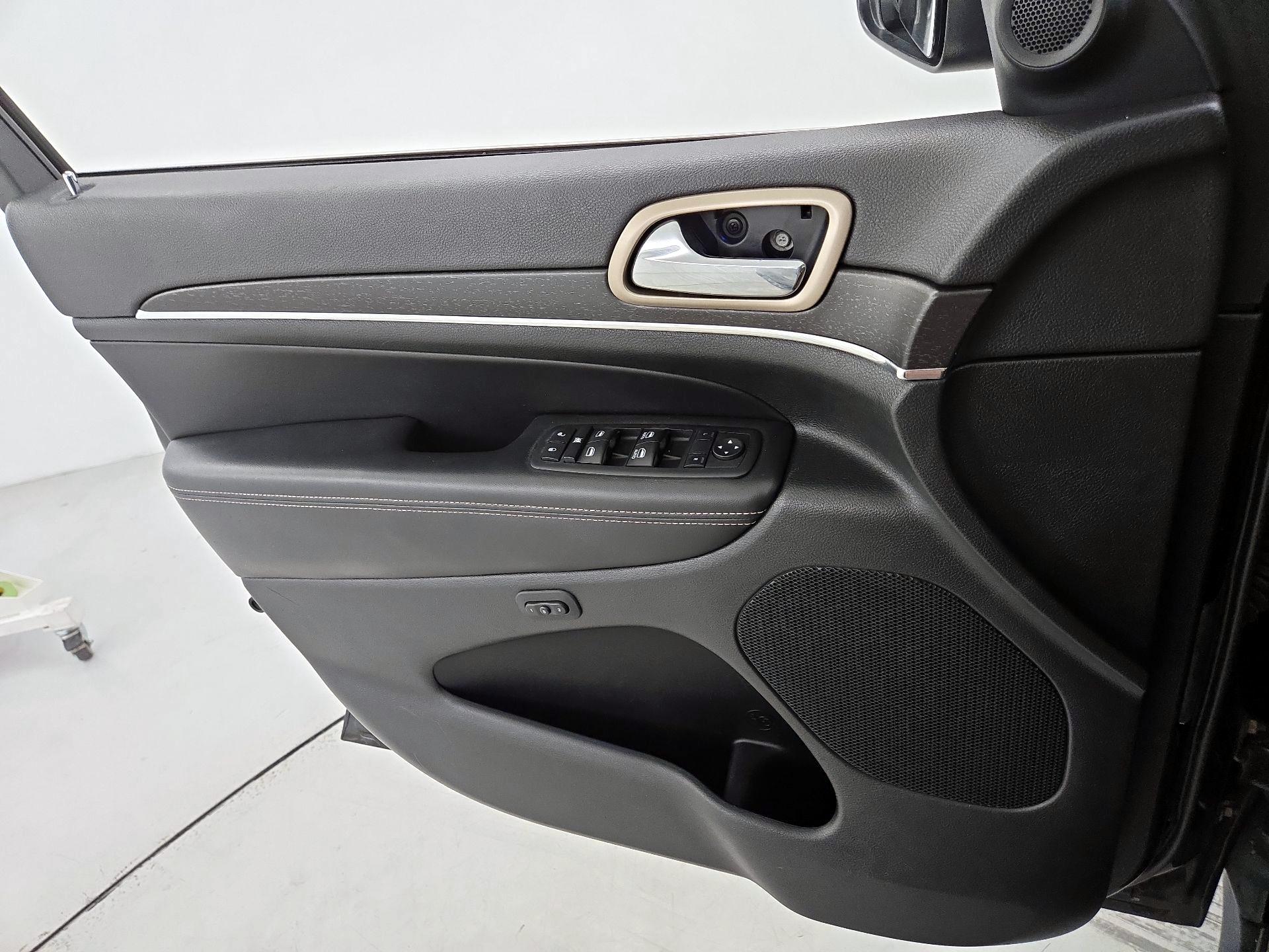 Thumbnail: 2015 Jeep Grand Cherokee - 12