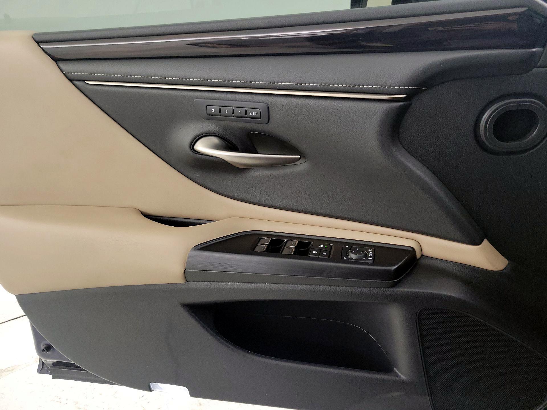 Thumbnail: 2021 Lexus ES - 12