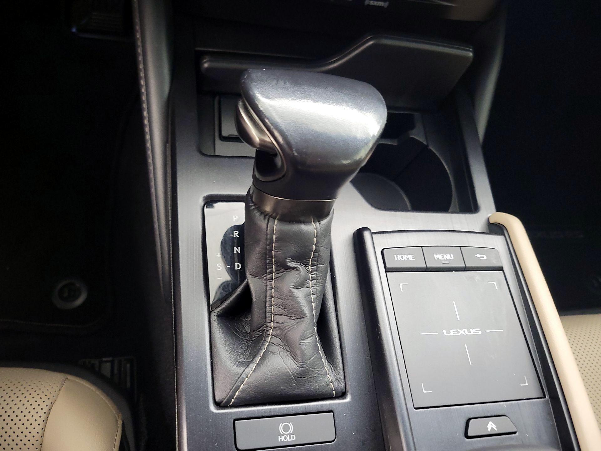 Thumbnail: 2021 Lexus ES - 17