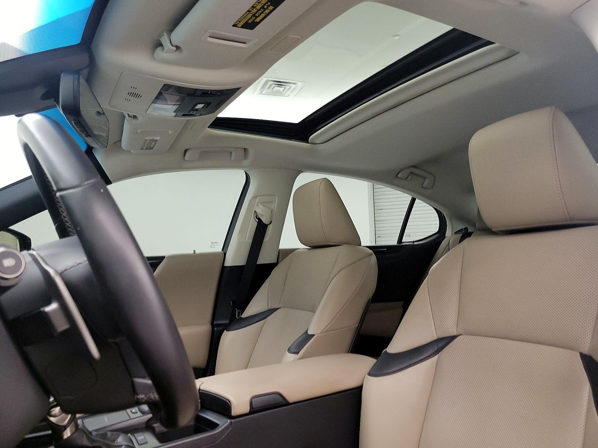 Thumbnail: 2021 Lexus ES - 19