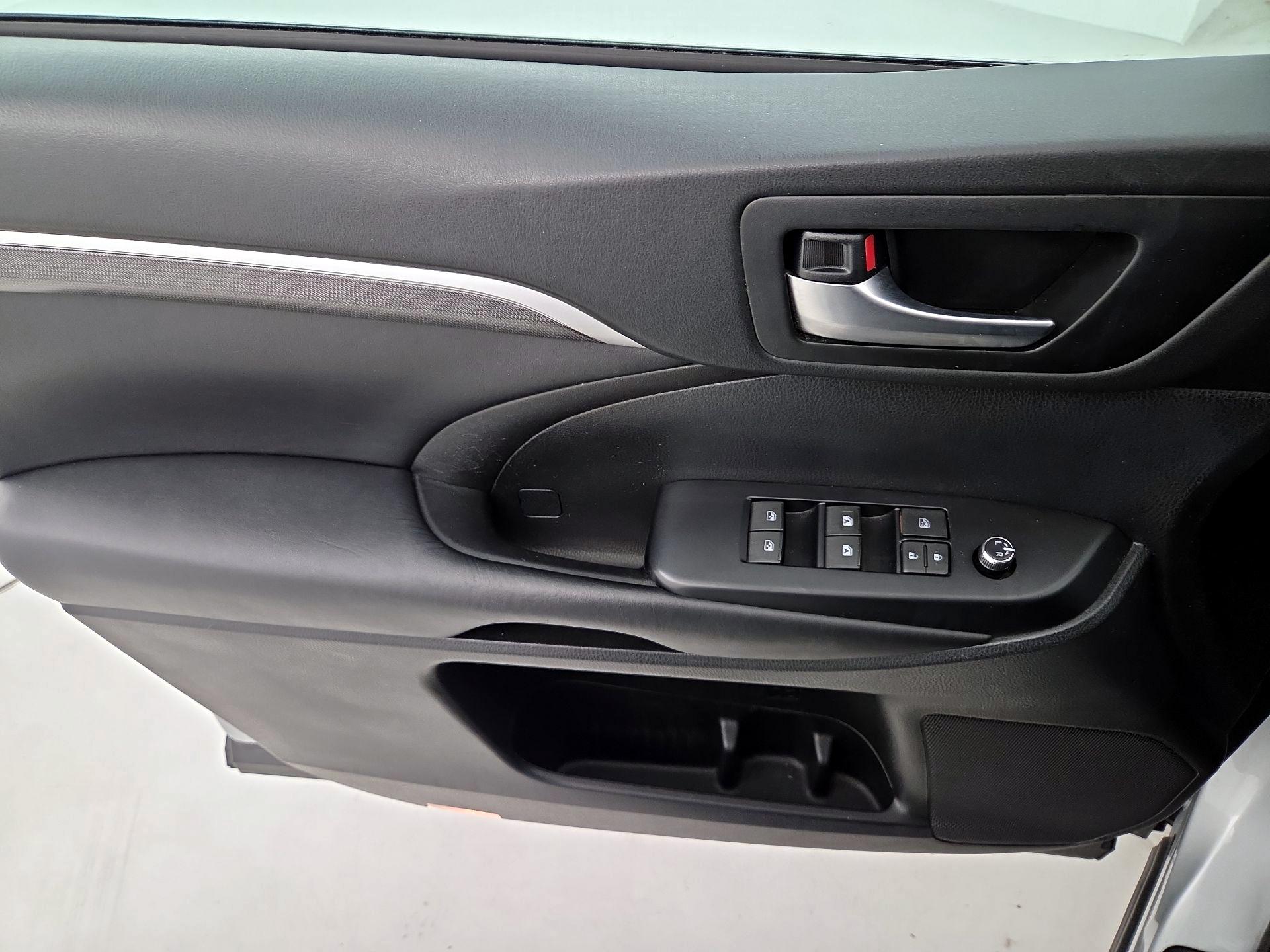 Thumbnail: 2019 Toyota Highlander - 12