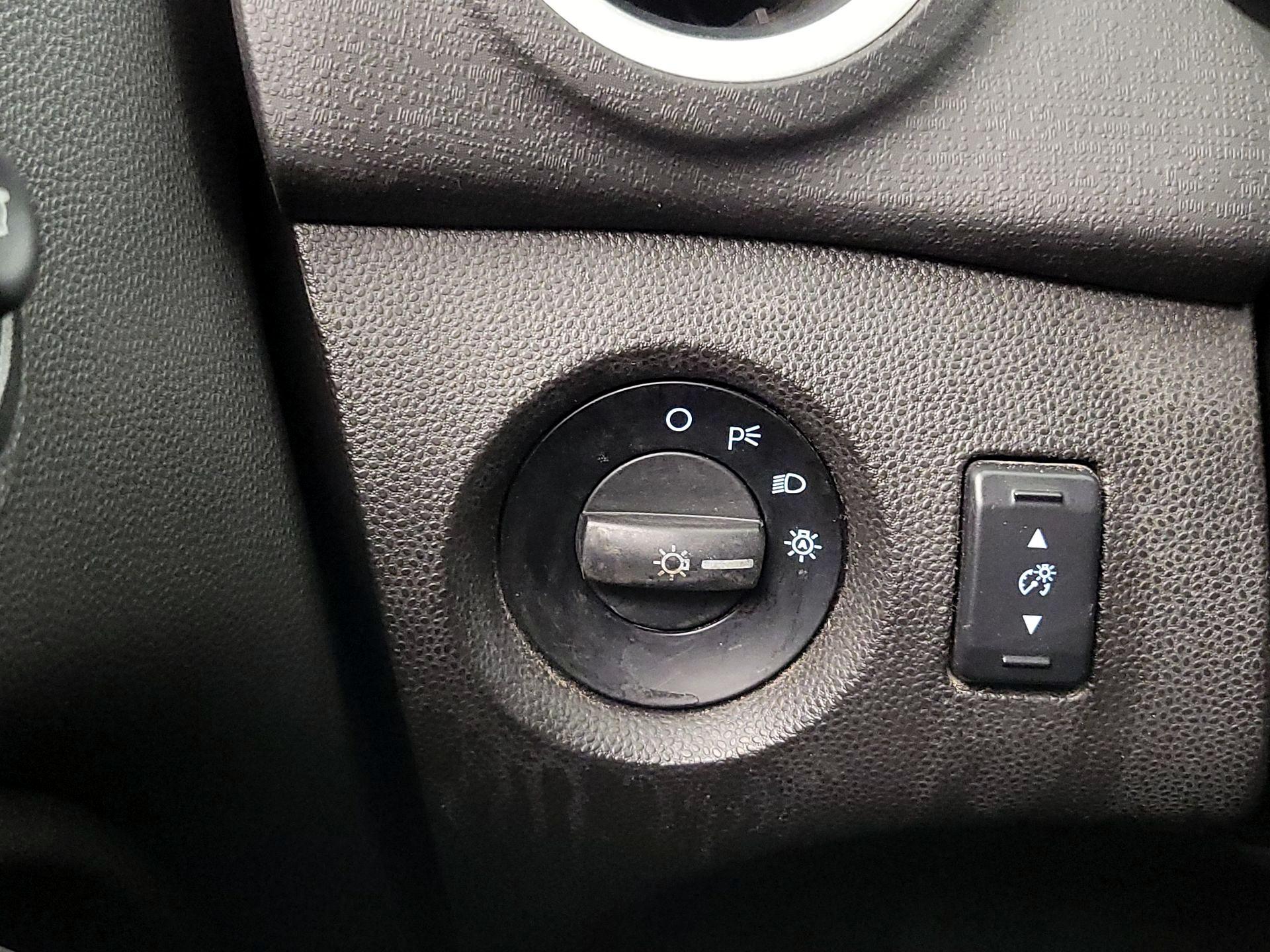 Thumbnail: 2015 Ford Fiesta - 13