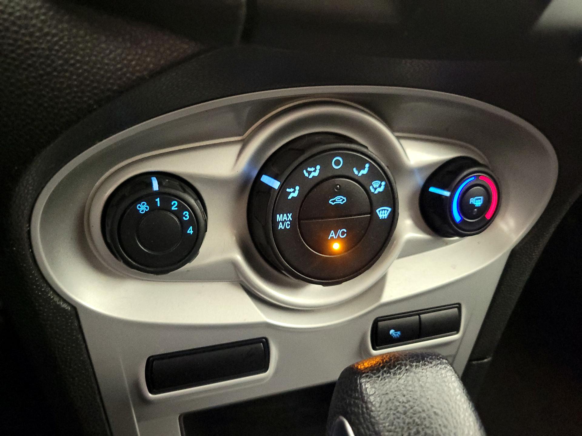 Thumbnail: 2015 Ford Fiesta - 15