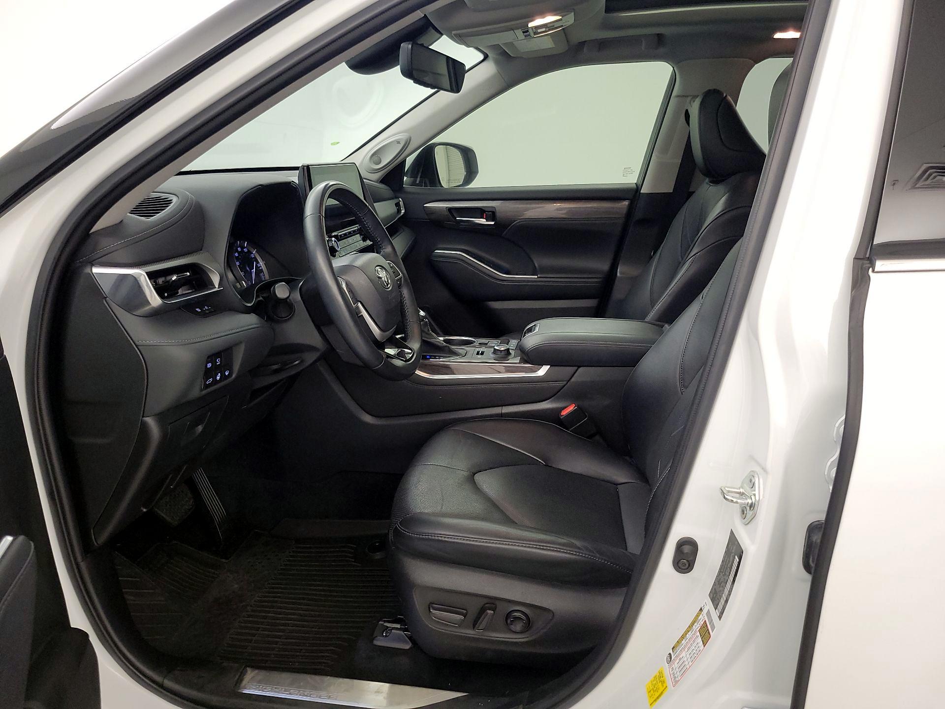 Thumbnail: 2022 Toyota Highlander - 11