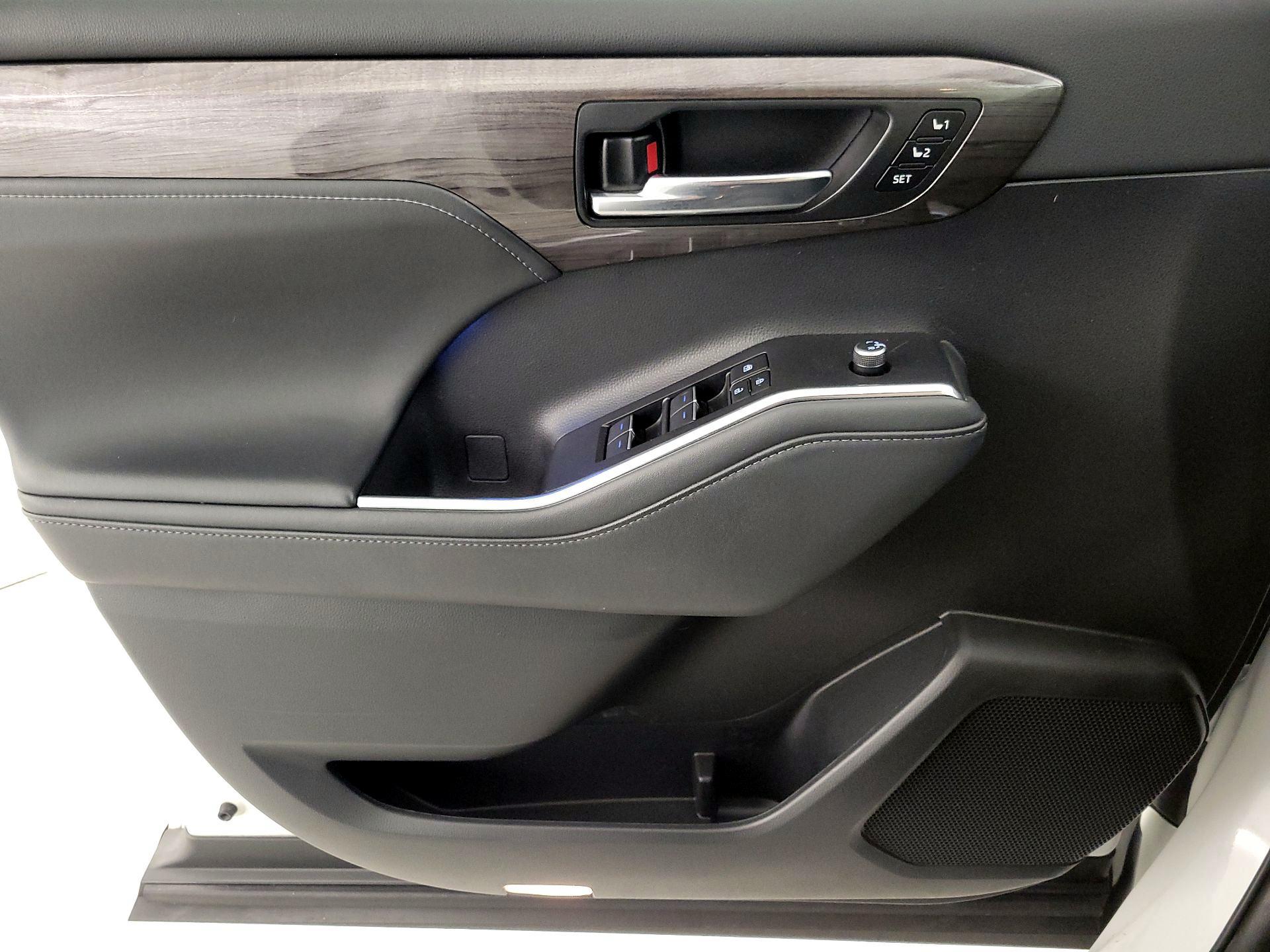 Thumbnail: 2022 Toyota Highlander - 12