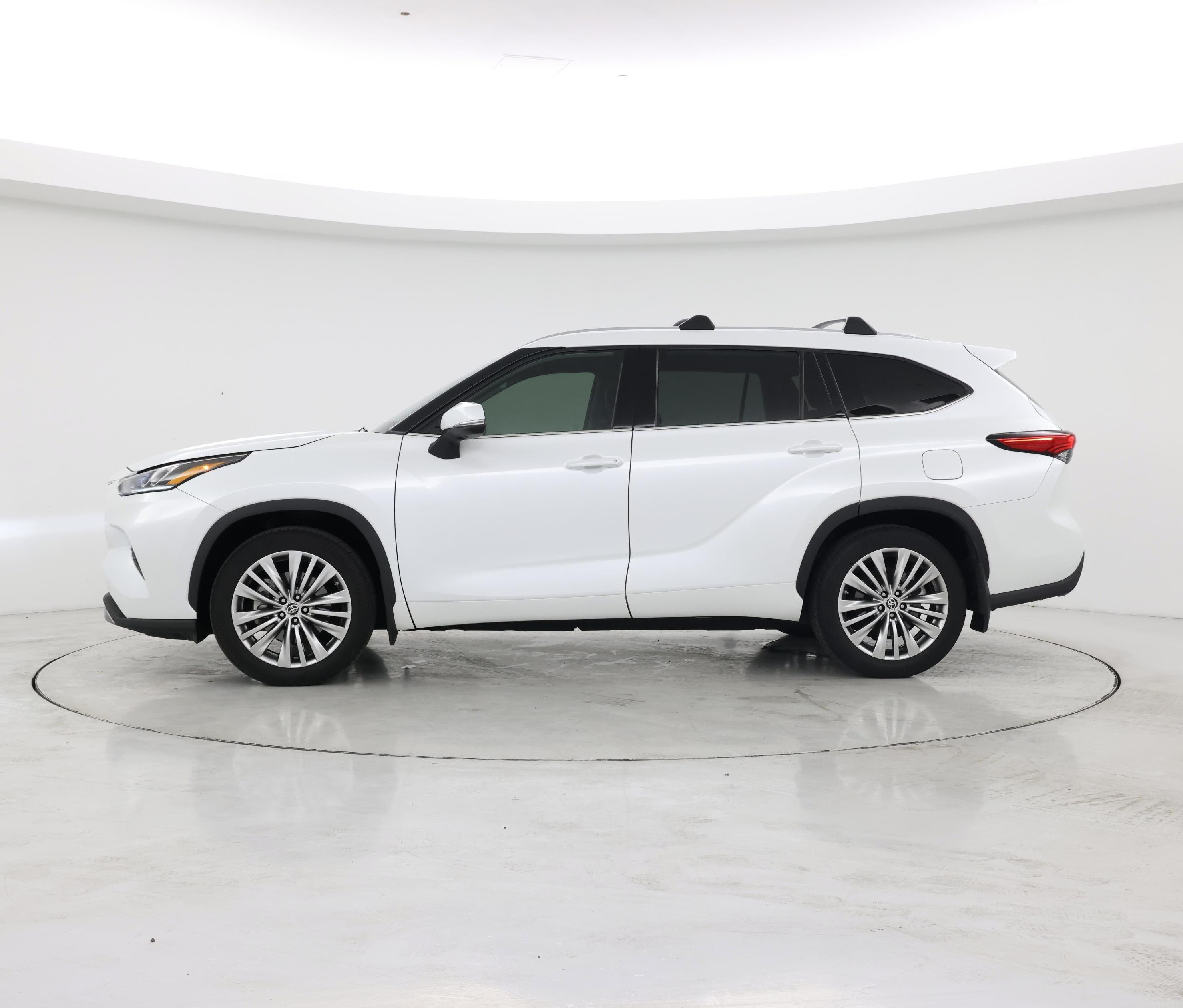 Thumbnail: 2022 Toyota Highlander - 3