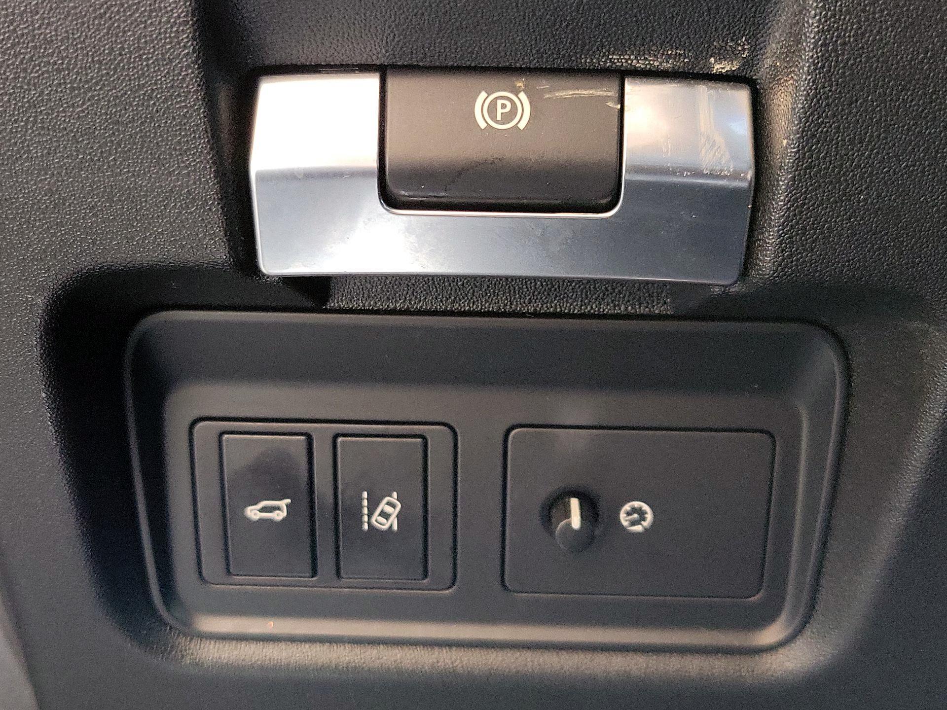 Thumbnail: 2018 Jaguar E-Pace - 13