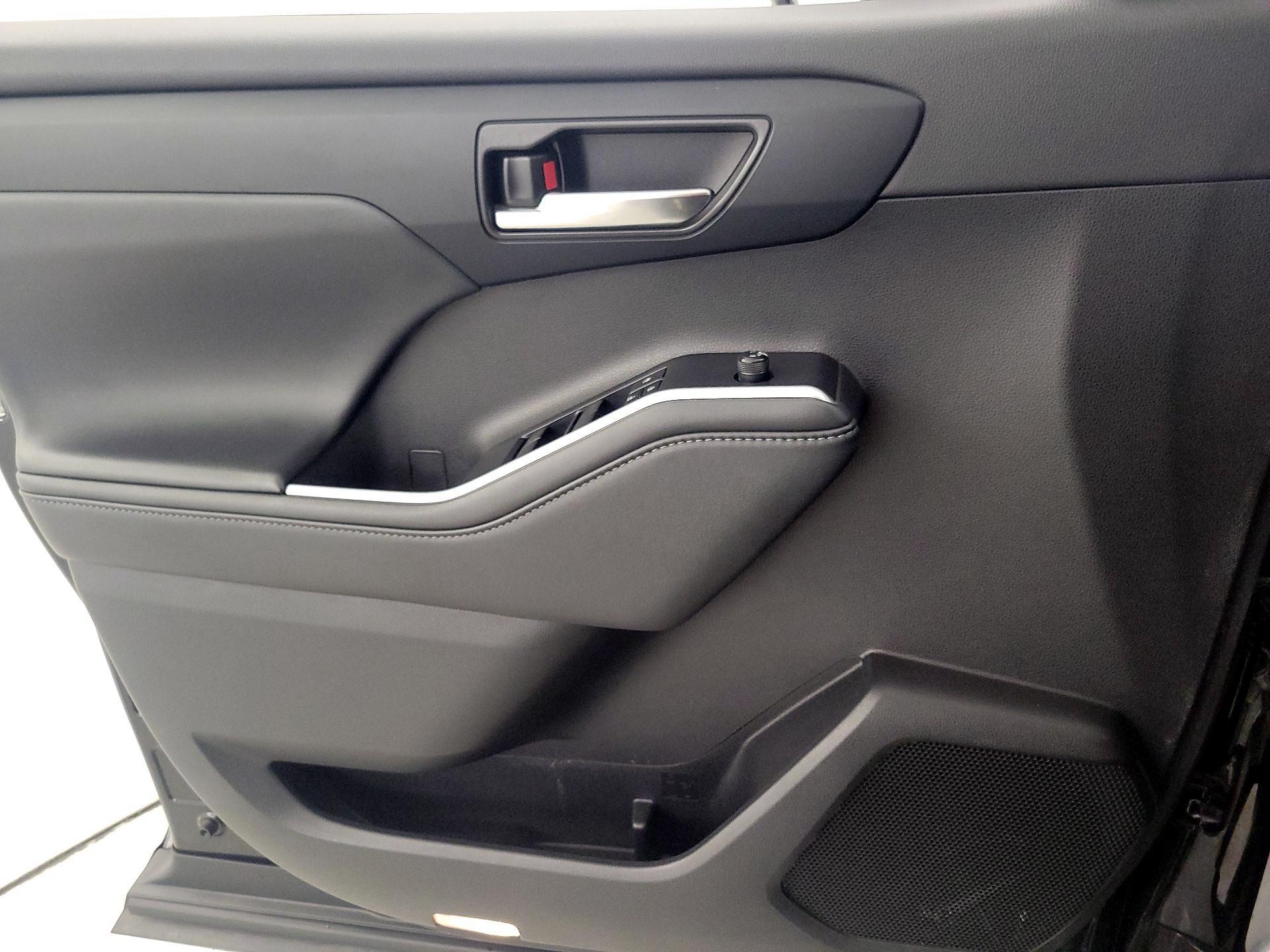 Thumbnail: 2022 Toyota Highlander - 12