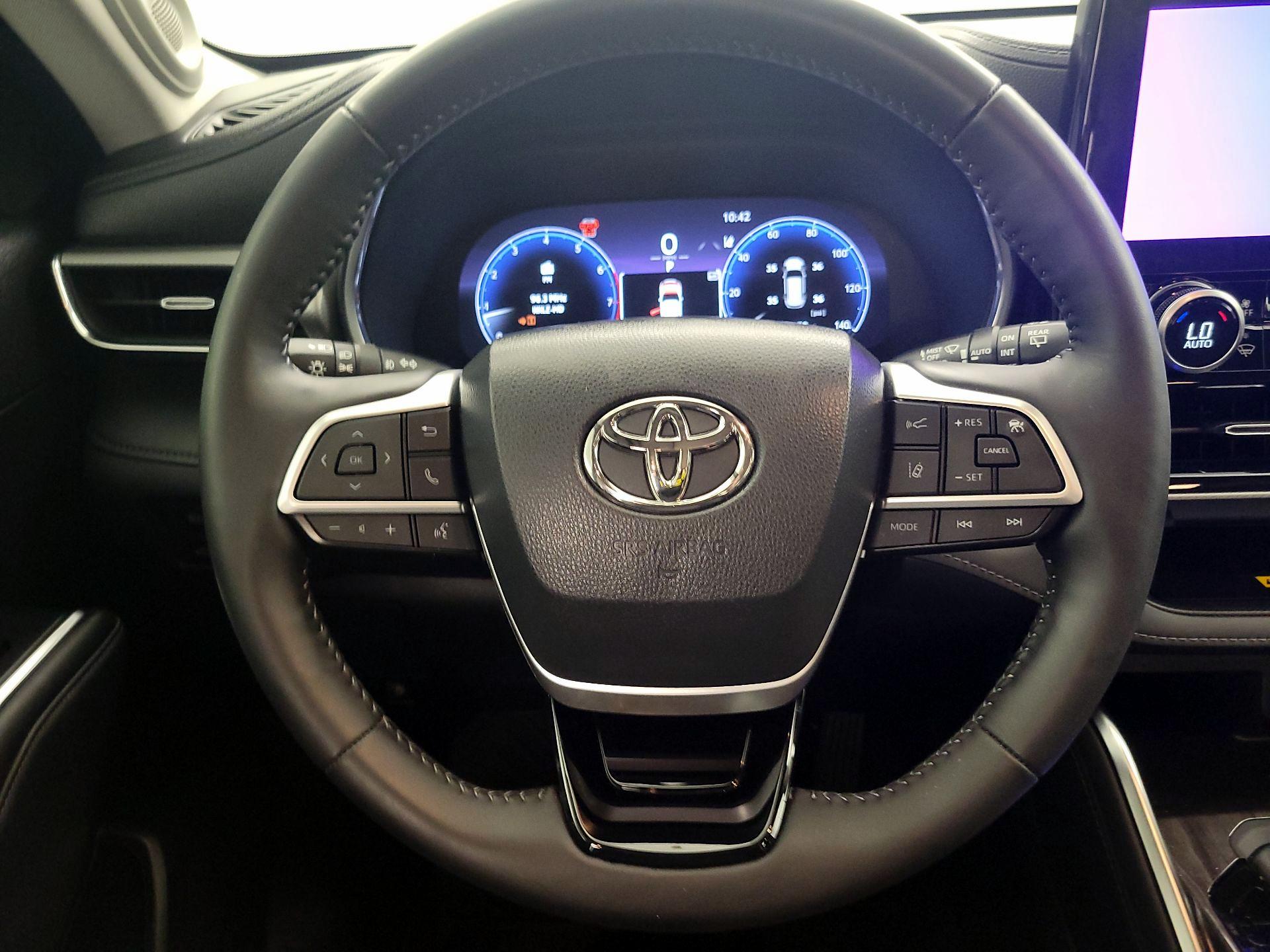 Thumbnail: 2023 Toyota Highlander - 10