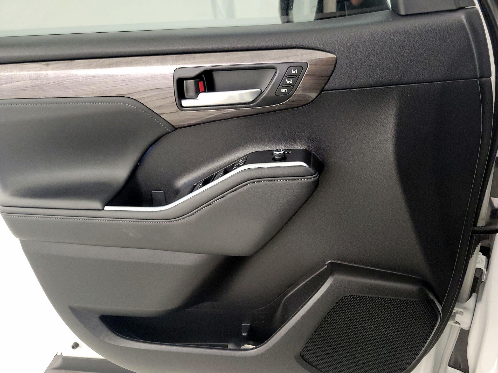 Thumbnail: 2023 Toyota Highlander - 12