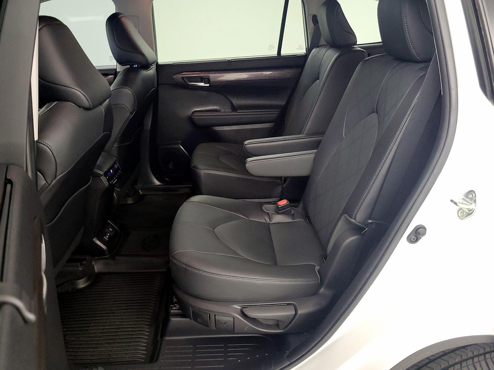 Thumbnail: 2023 Toyota Highlander - 20