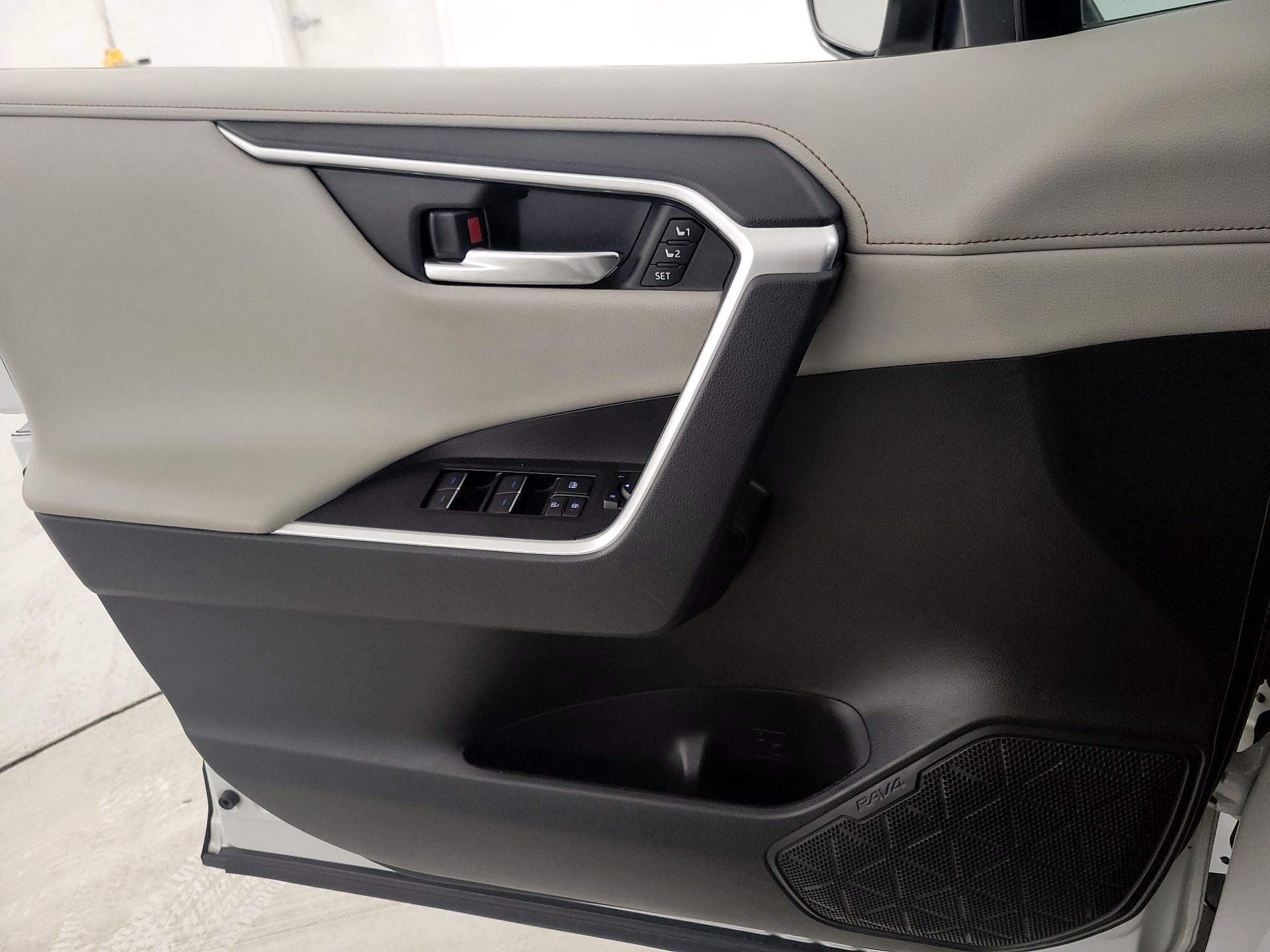 Thumbnail: 2022 Toyota RAV4 - 12