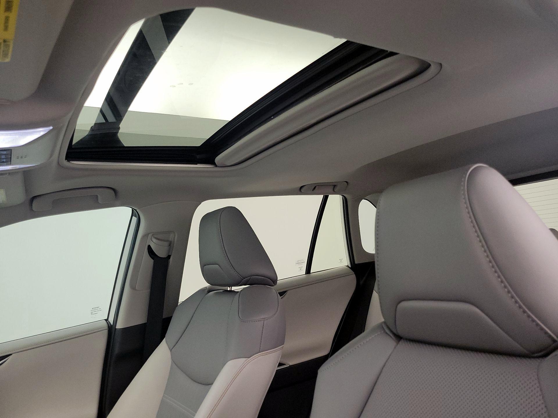 Thumbnail: 2022 Toyota RAV4 - 19