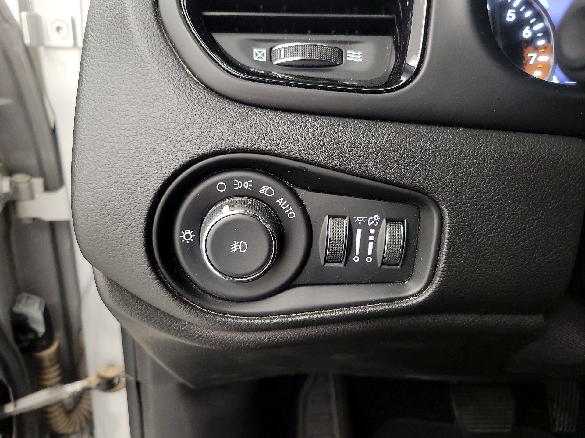 Thumbnail: 2018 Jeep Renegade - 13