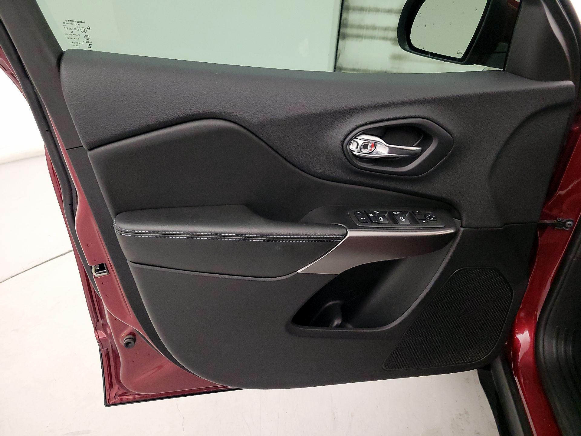 Thumbnail: 2019 Jeep Cherokee - 12