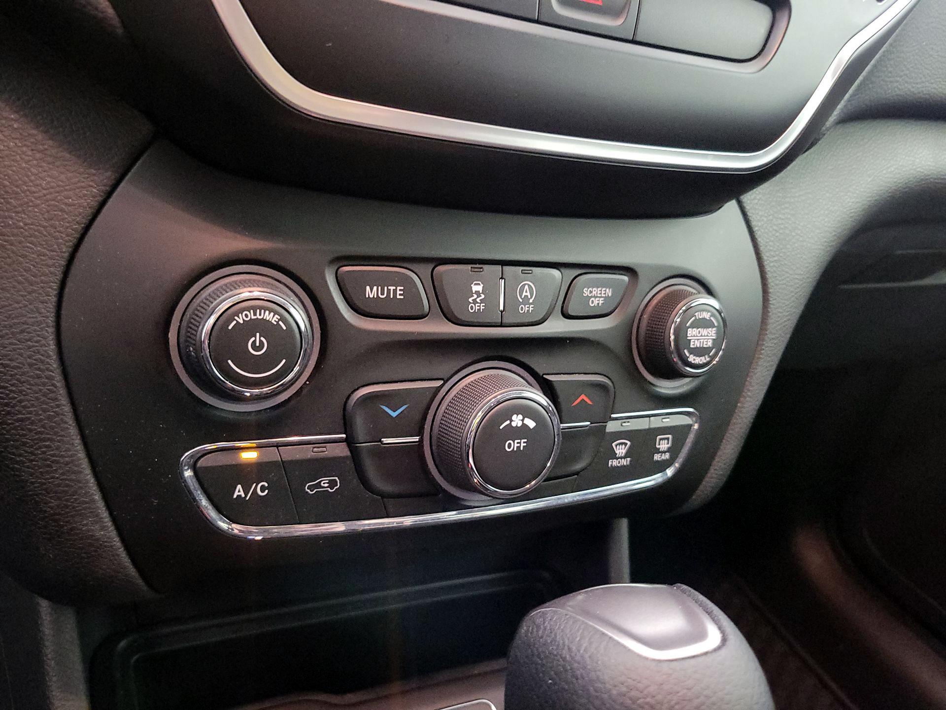 Thumbnail: 2019 Jeep Cherokee - 16