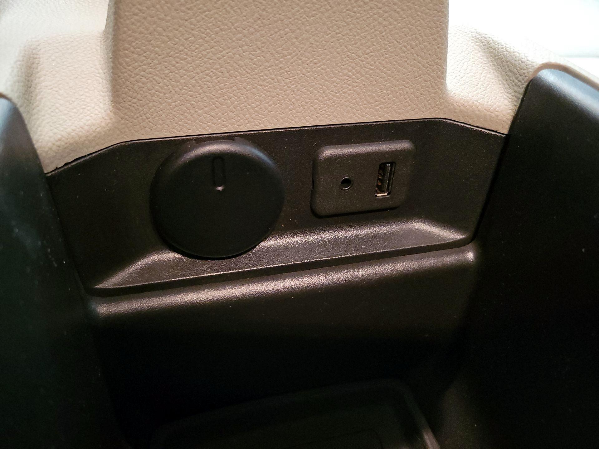 Thumbnail: 2015 Chevrolet Volt - 17