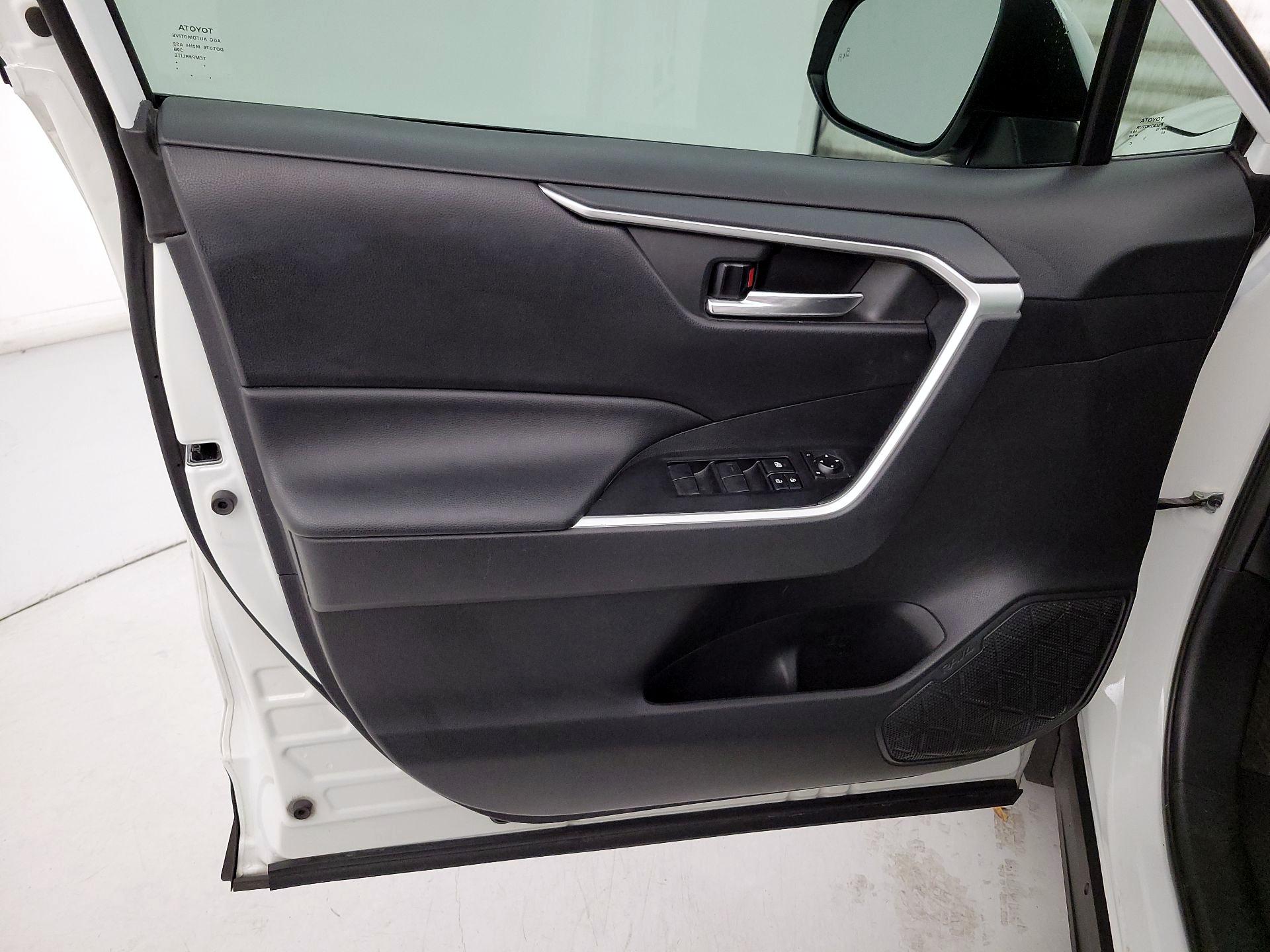 Thumbnail: 2019 Toyota RAV4 - 12