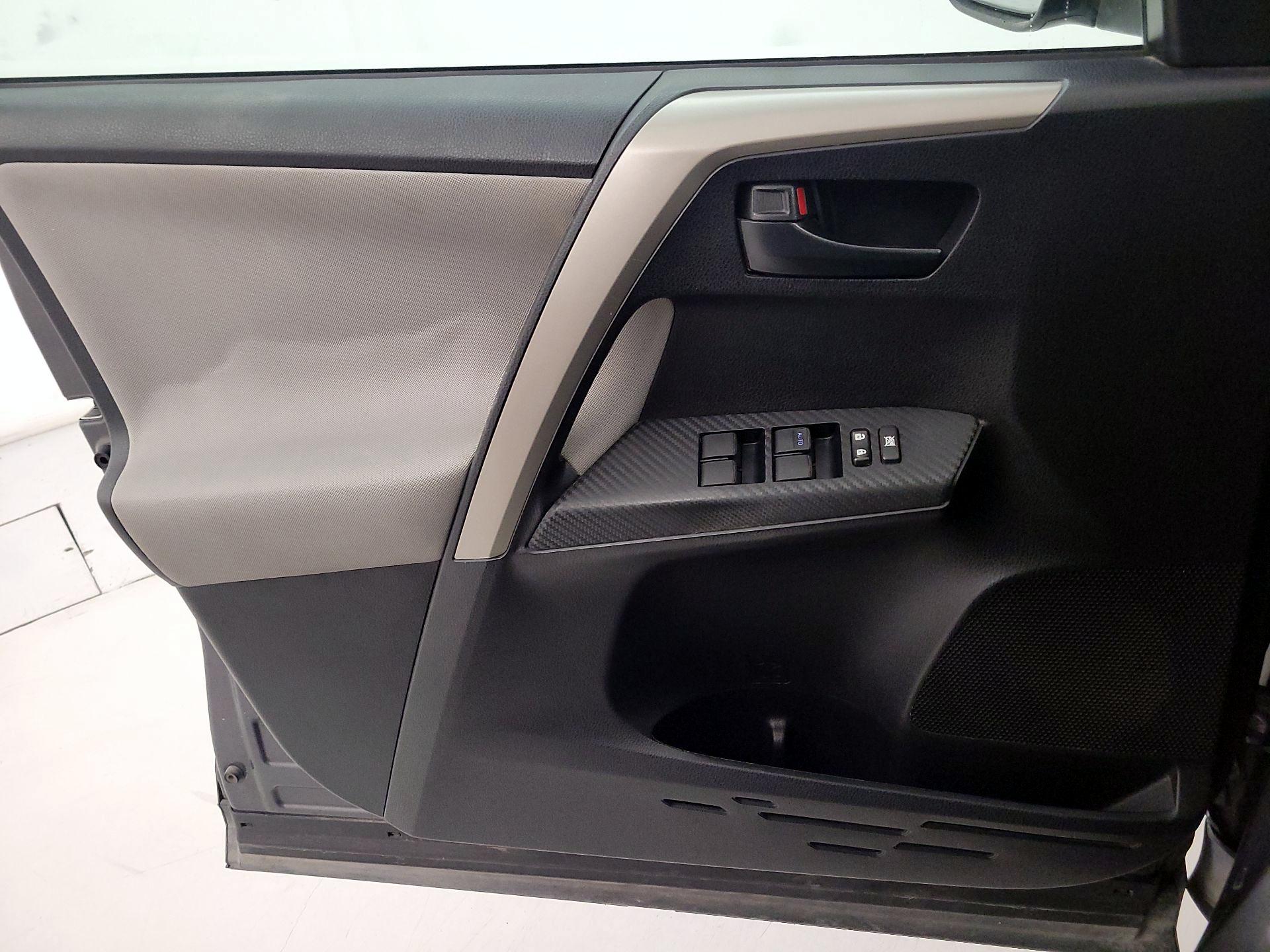 Thumbnail: 2015 Toyota RAV4 - 12