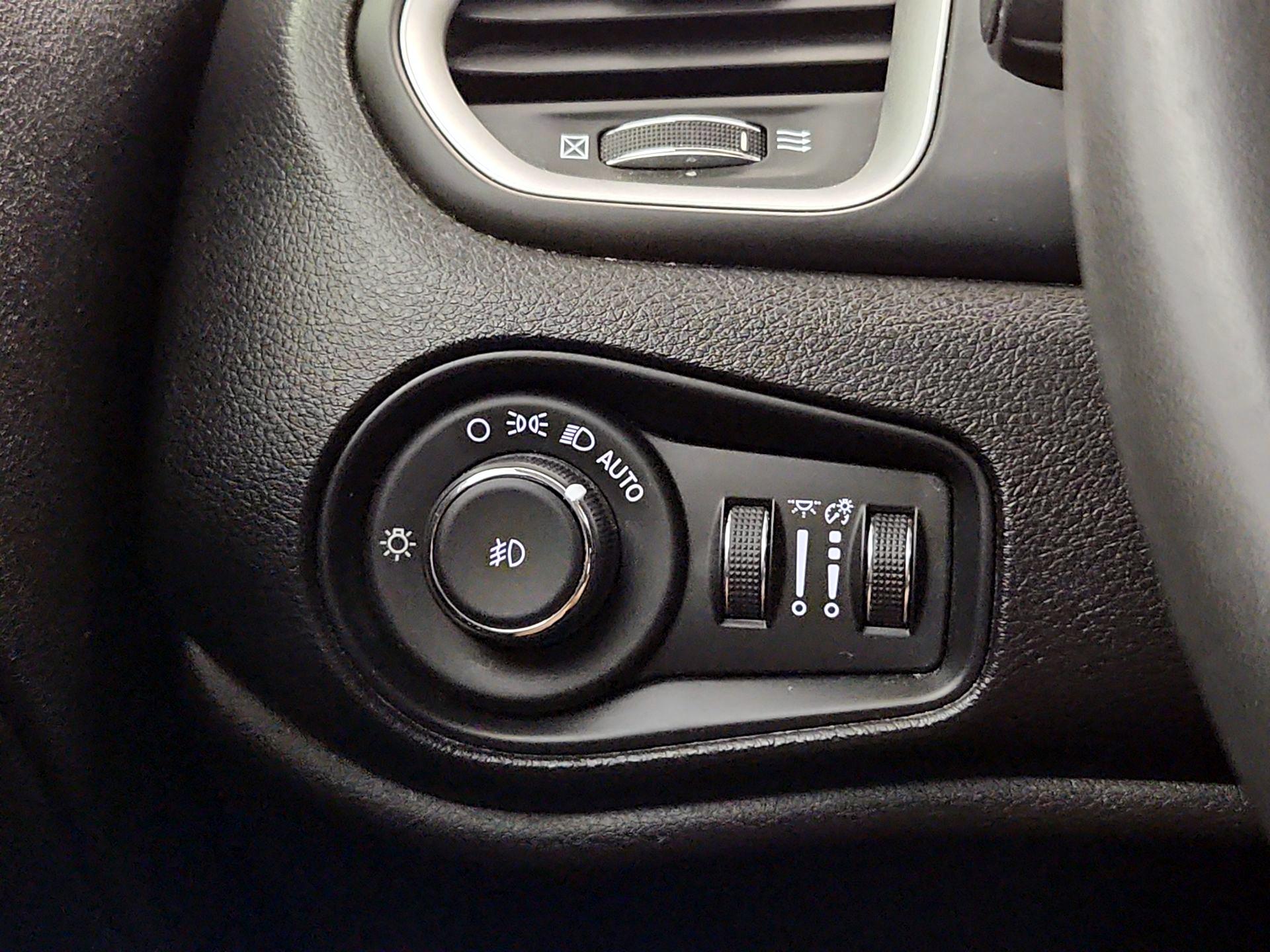 Thumbnail: 2020 Jeep Renegade - 13