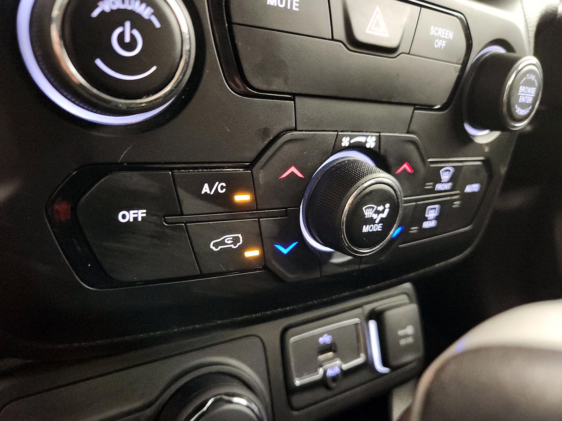 Thumbnail: 2020 Jeep Renegade - 16