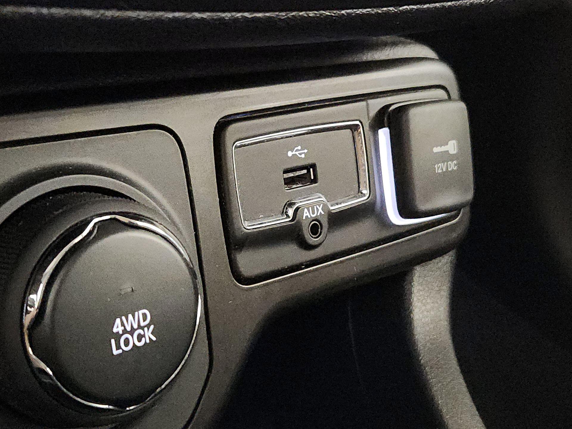 Thumbnail: 2020 Jeep Renegade - 18