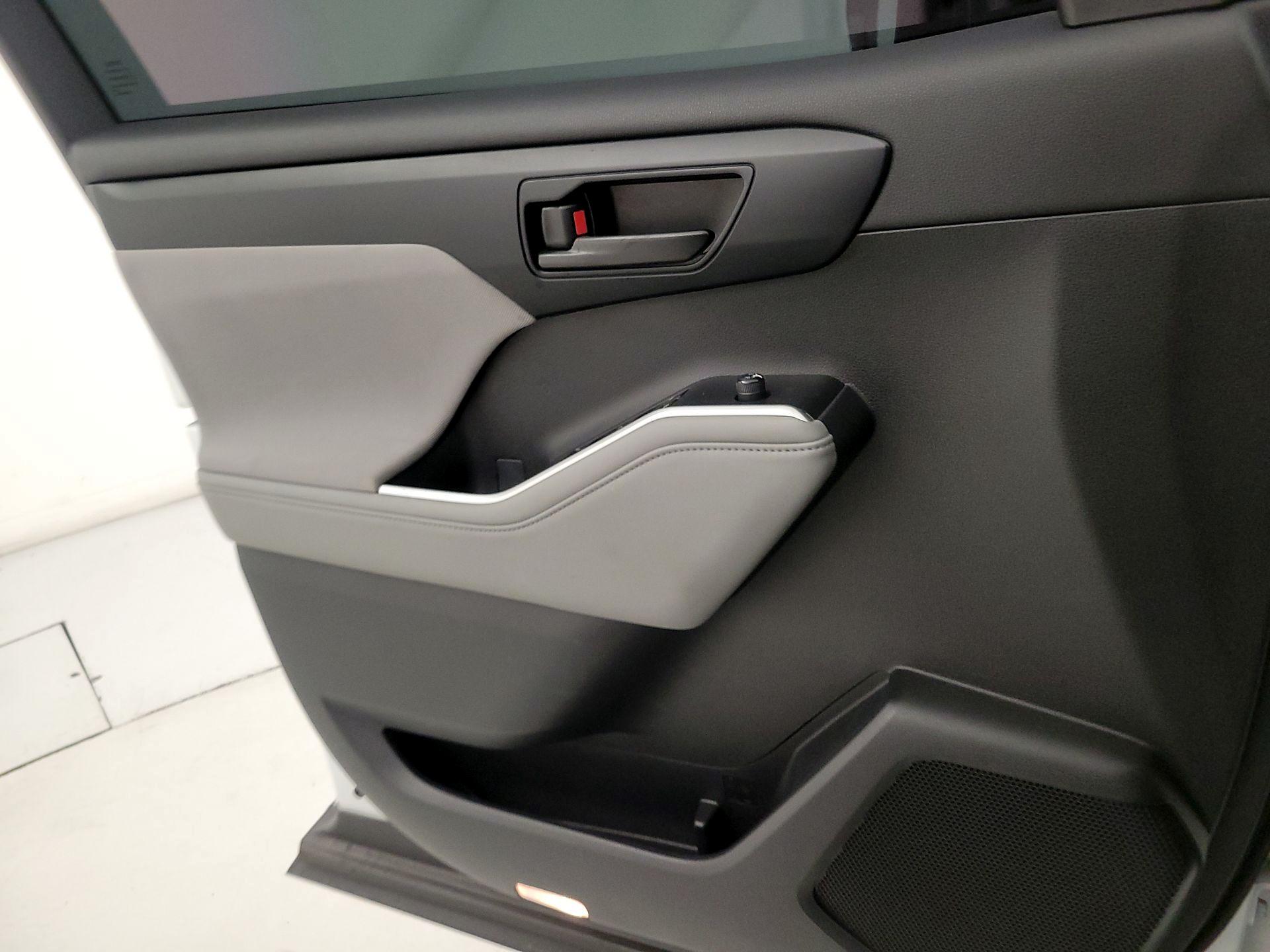 Thumbnail: 2023 Toyota Highlander - 12