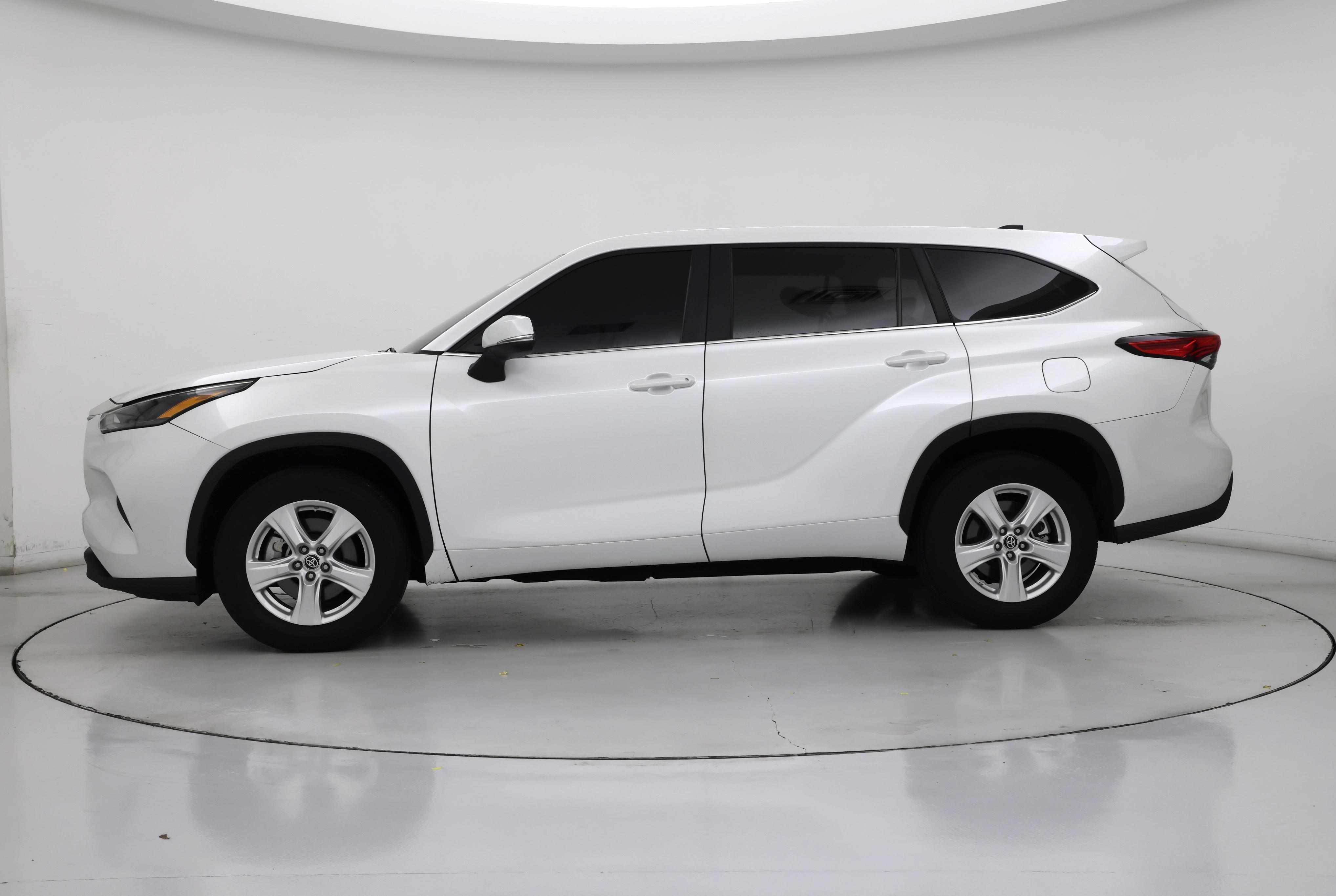 Thumbnail: 2023 Toyota Highlander - 3