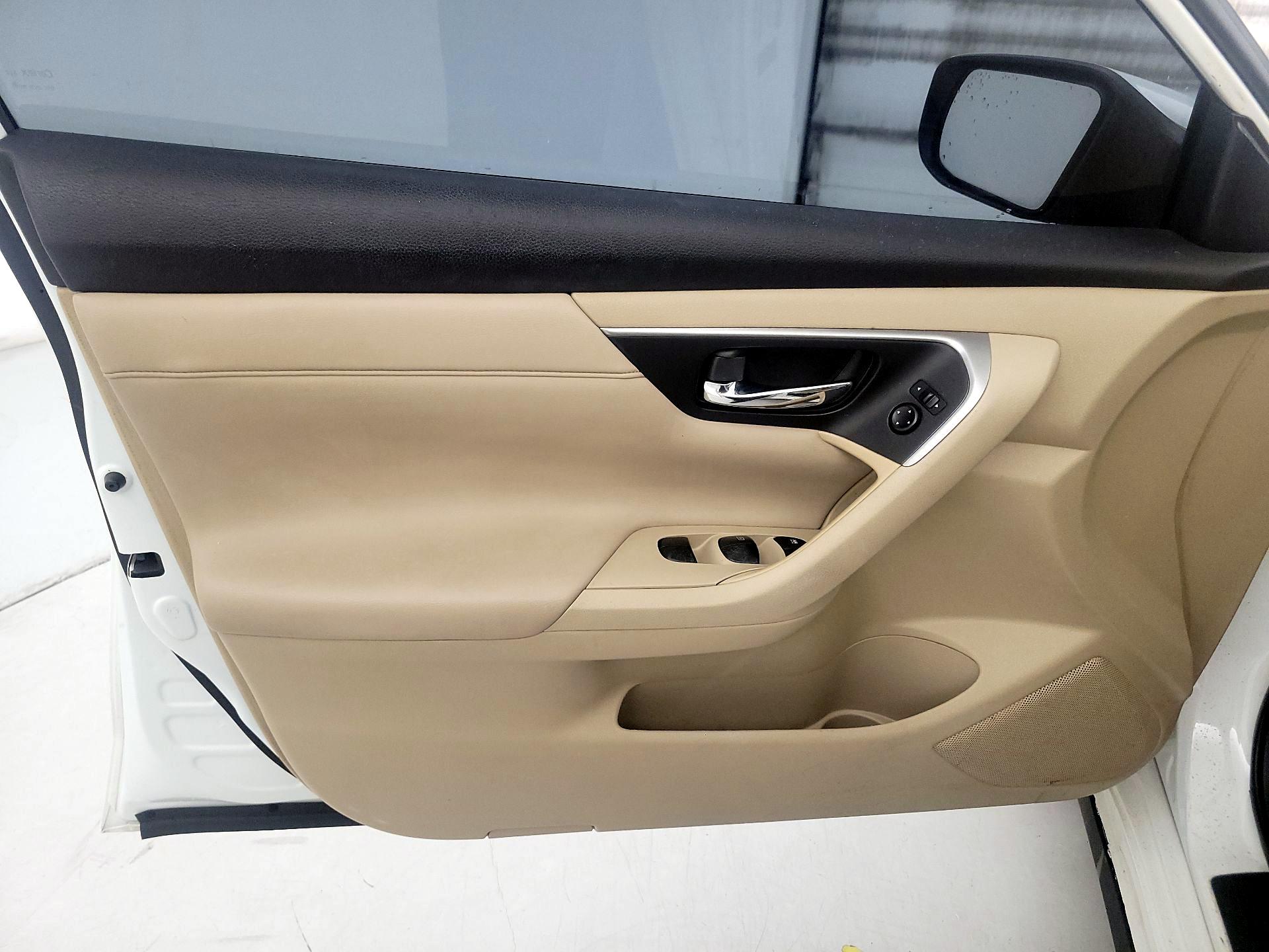 Thumbnail: 2015 Nissan Altima - 12