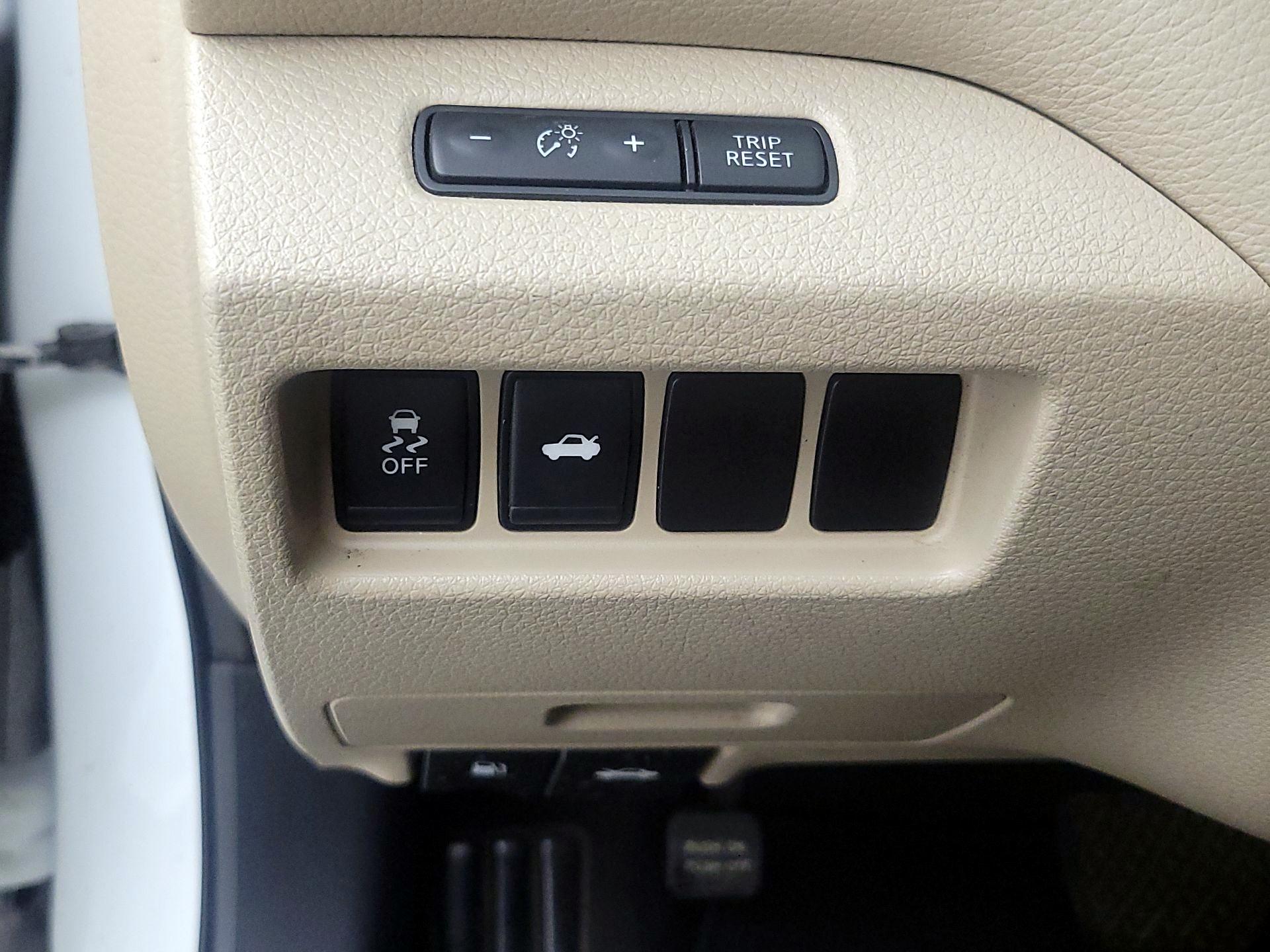 Thumbnail: 2015 Nissan Altima - 13