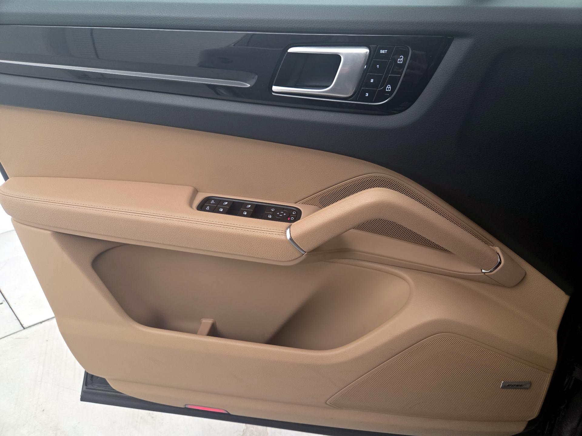 Thumbnail: 2020 Porsche Cayenne - 12