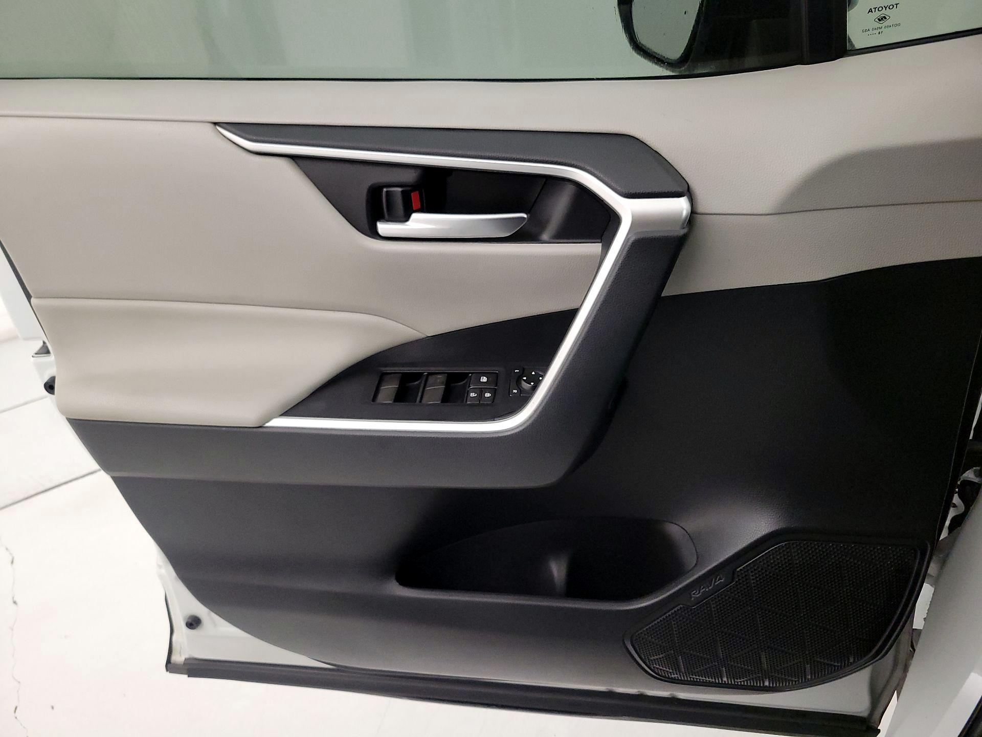 Thumbnail: 2019 Toyota RAV4 - 12