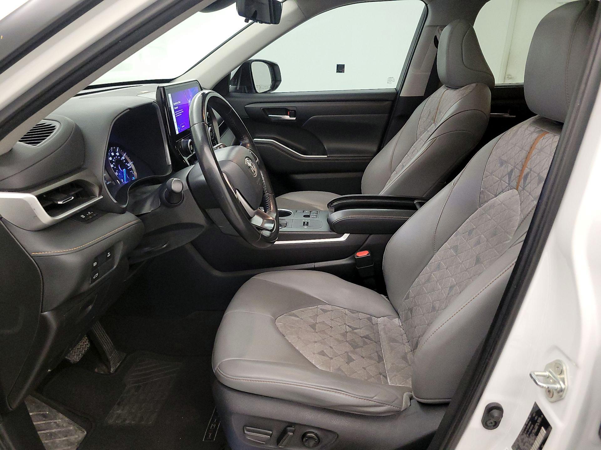 Thumbnail: 2023 Toyota Highlander - 11