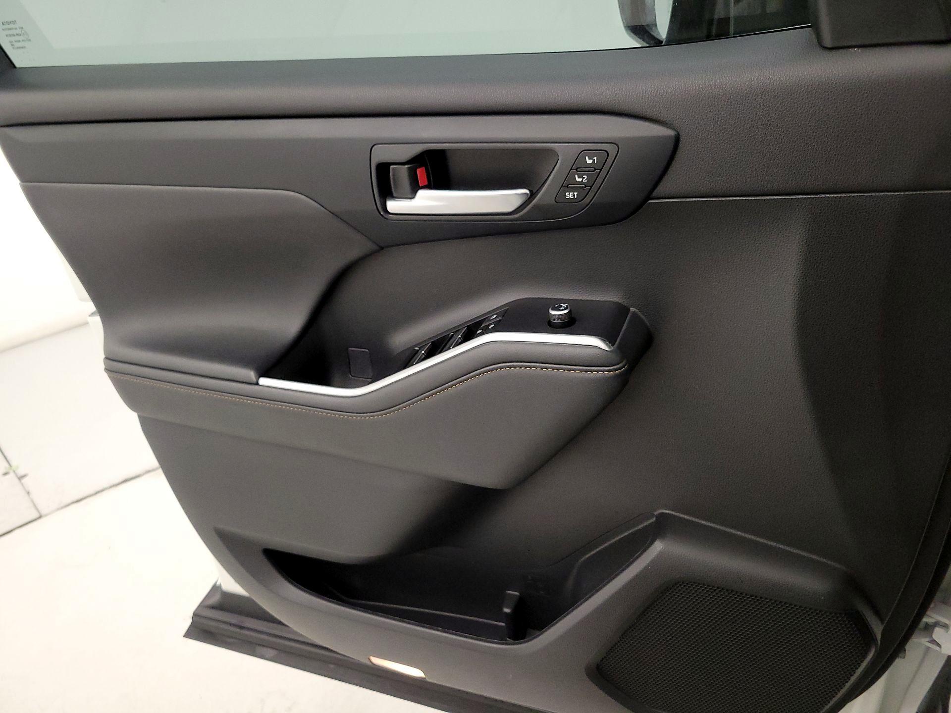 Thumbnail: 2023 Toyota Highlander - 12