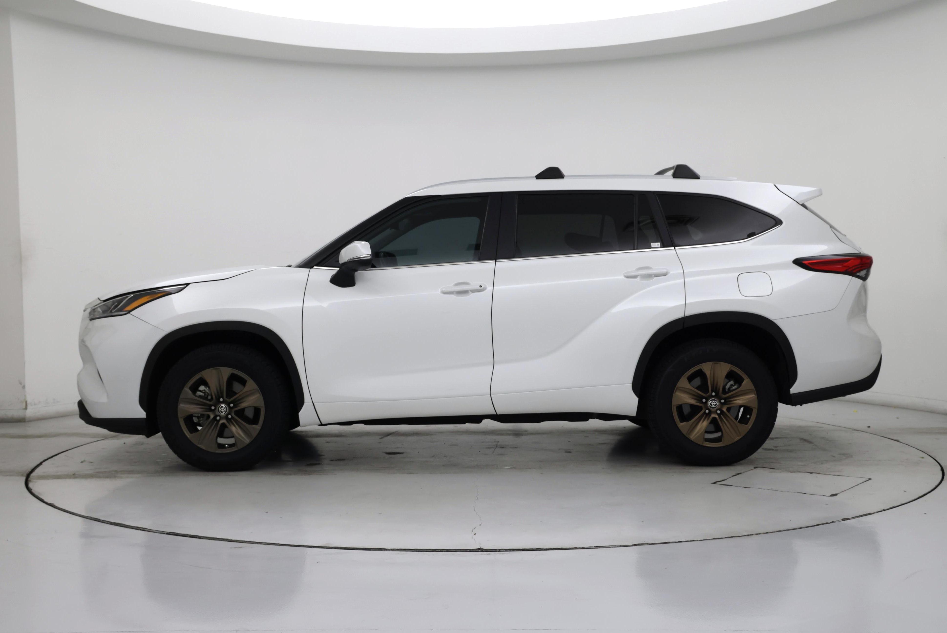 Thumbnail: 2023 Toyota Highlander - 3