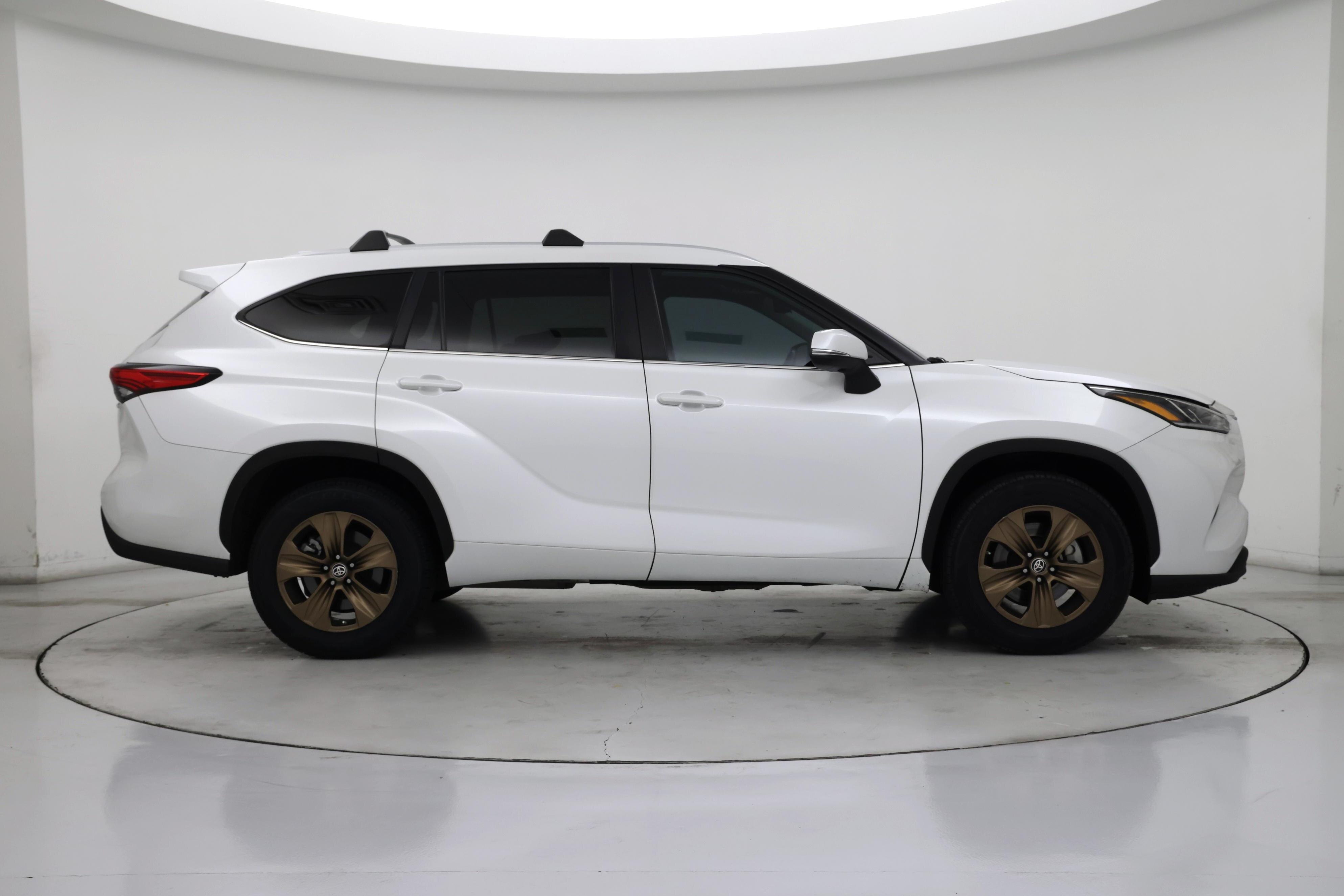 Thumbnail: 2023 Toyota Highlander - 7