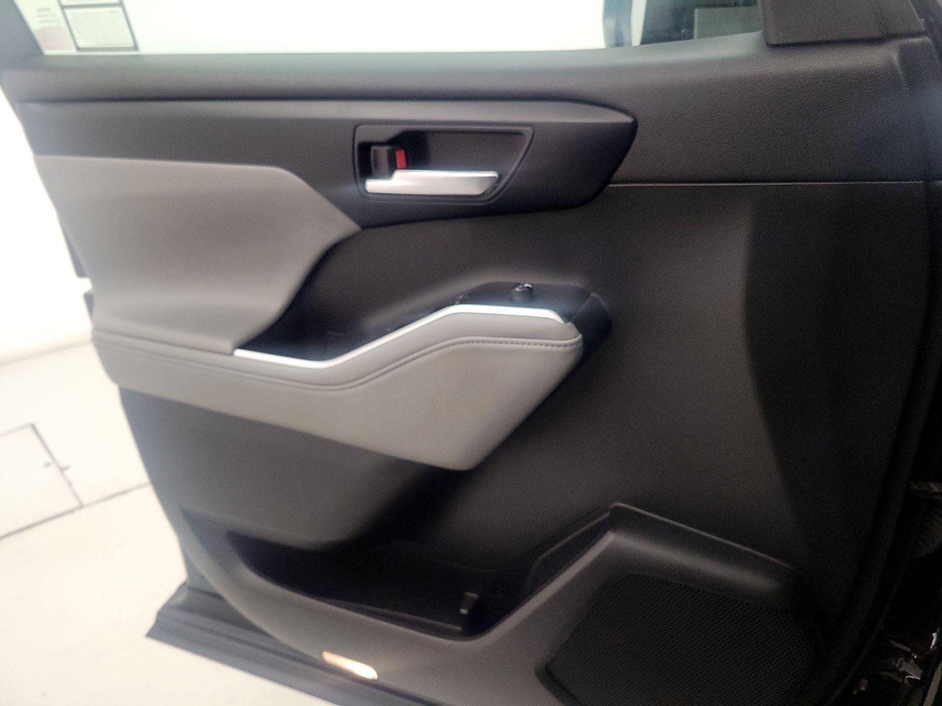 Thumbnail: 2023 Toyota Highlander - 12