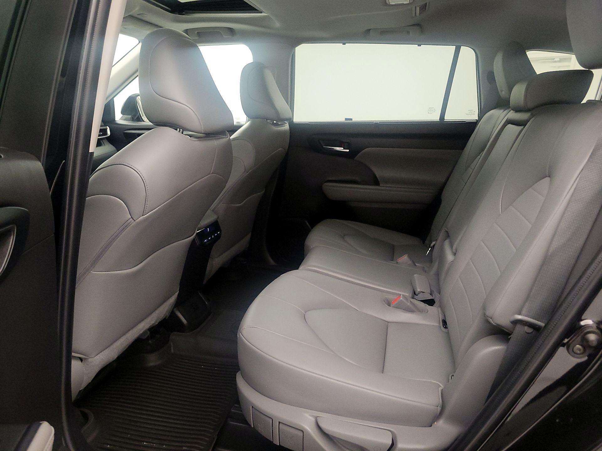 Thumbnail: 2023 Toyota Highlander - 20