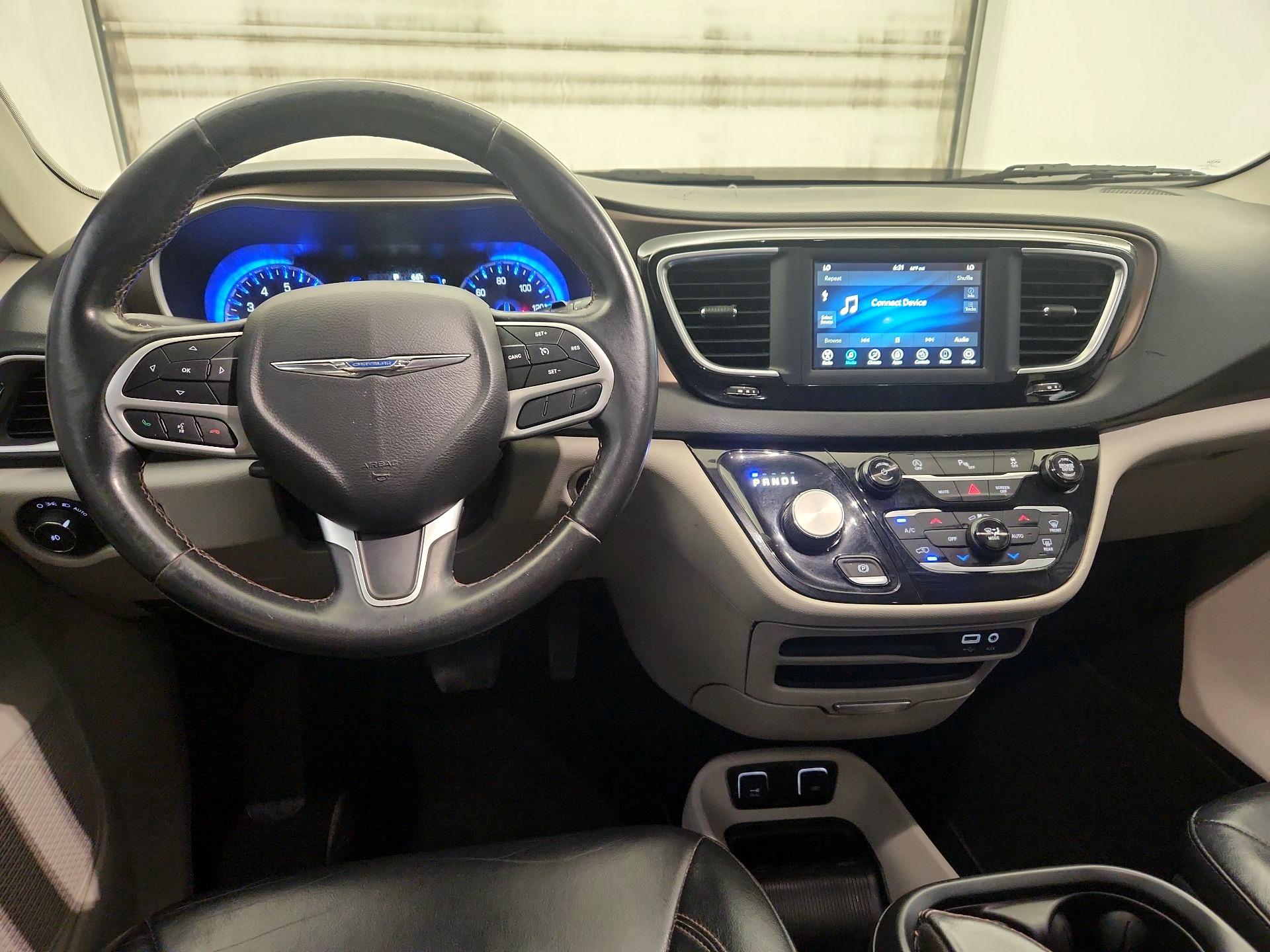 Thumbnail: 2018 Chrysler Pacifica - 9